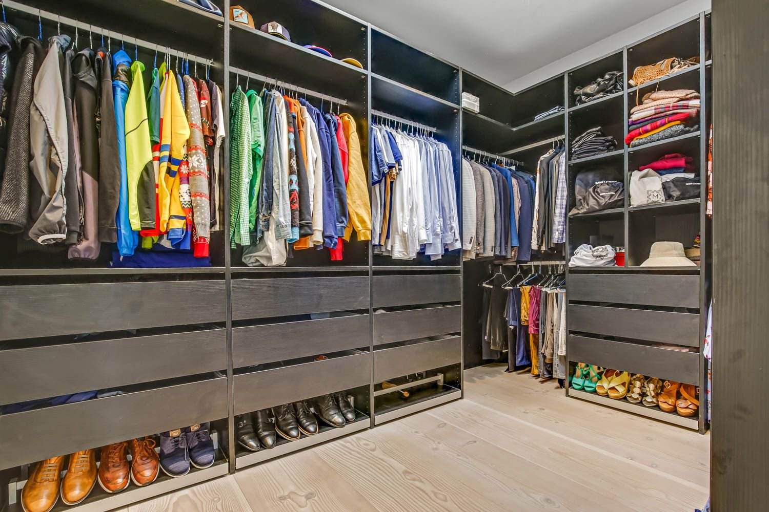 Fremhævet walk-in billede i fuldskærmstilstand. Billede af Hørhavevej 75A, 8270 Højbjerg