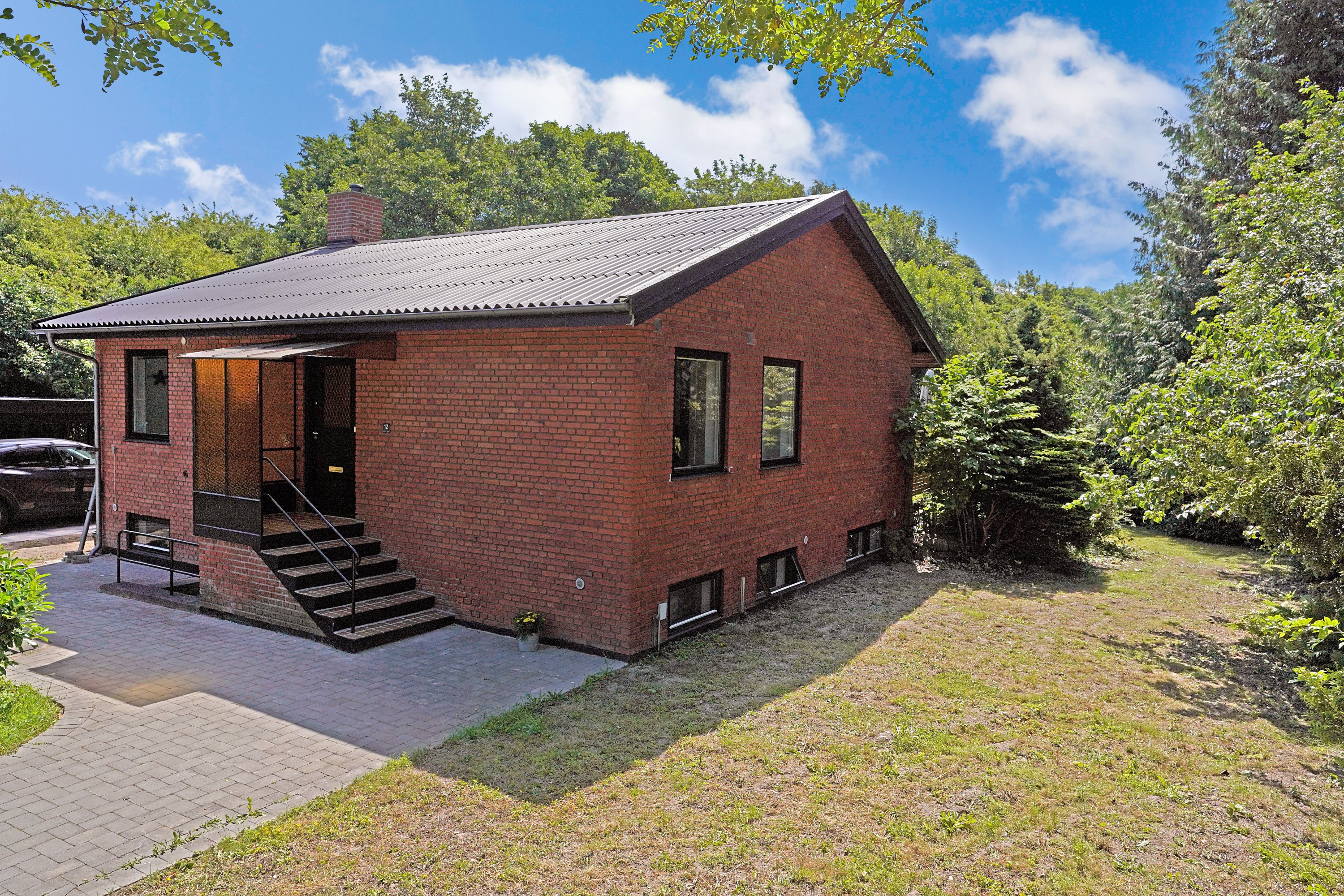 Miniaturebillede 1: ejendommen. Billede af Suhrs Alle 12, 3520 Farum