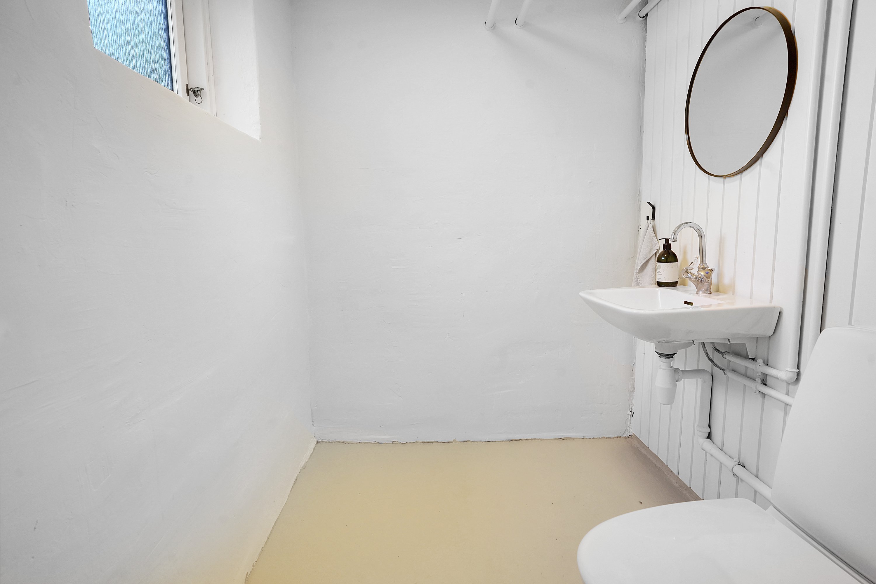 Fremhævet badeværelse billede i fuldskærmstilstand. Billede af Suhrs Alle 12, 3520 Farum