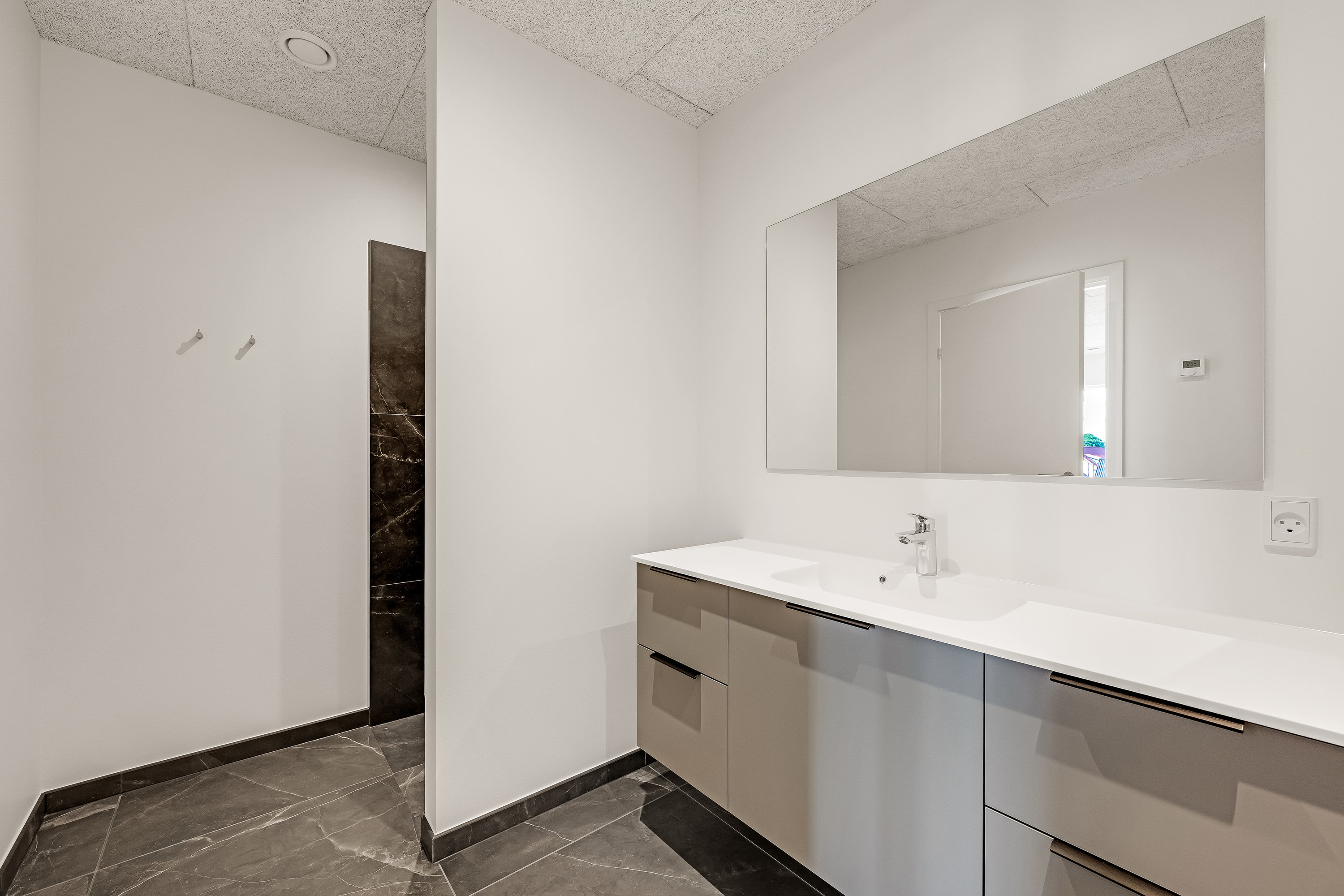 Fremhævet badeværelse billede i fuldskærmstilstand. Billede af Tværgade 2, 2., 6900 Skjern