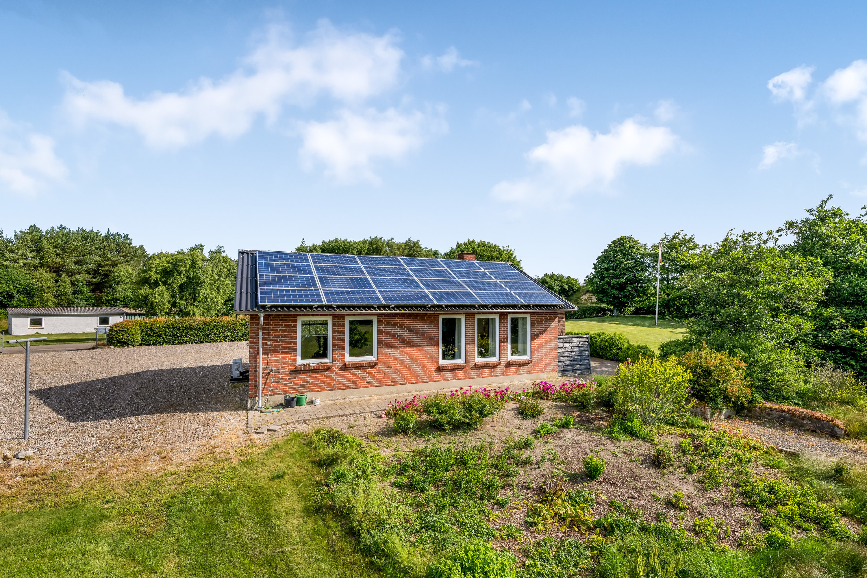 Fremhævet facade billede i fuldskærmstilstand. Billede af Rabjergvej 2, Dejbjerg, 6900 Skjern