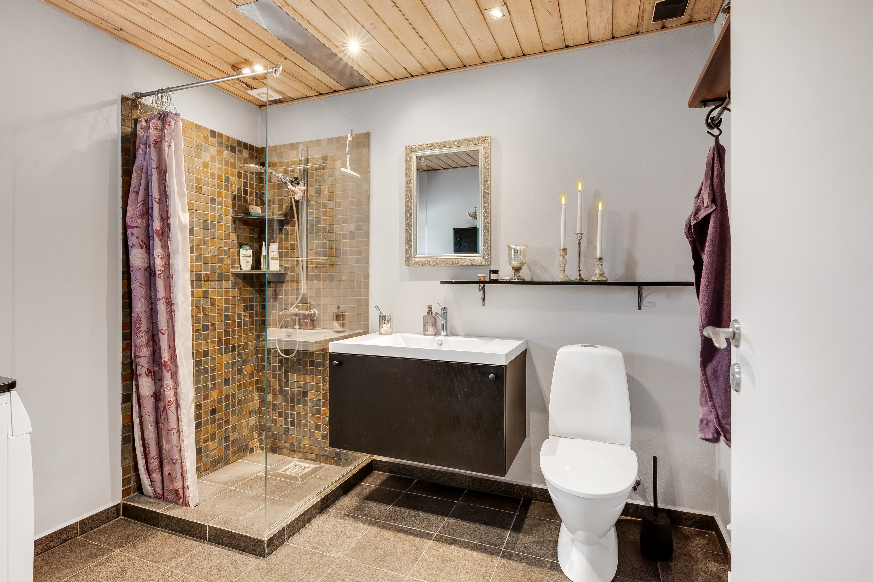 Fremhævet badeværelse billede i fuldskærmstilstand. Billede af Frejasvej 48, Nørlem, 7620 Lemvig