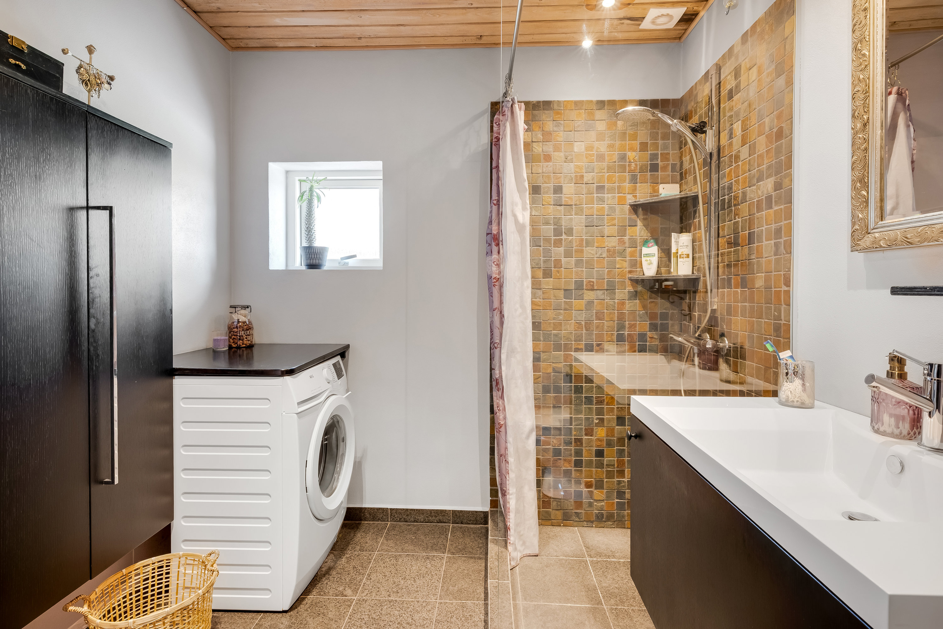 Fremhævet badeværelse billede i fuldskærmstilstand. Billede af Frejasvej 48, Nørlem, 7620 Lemvig