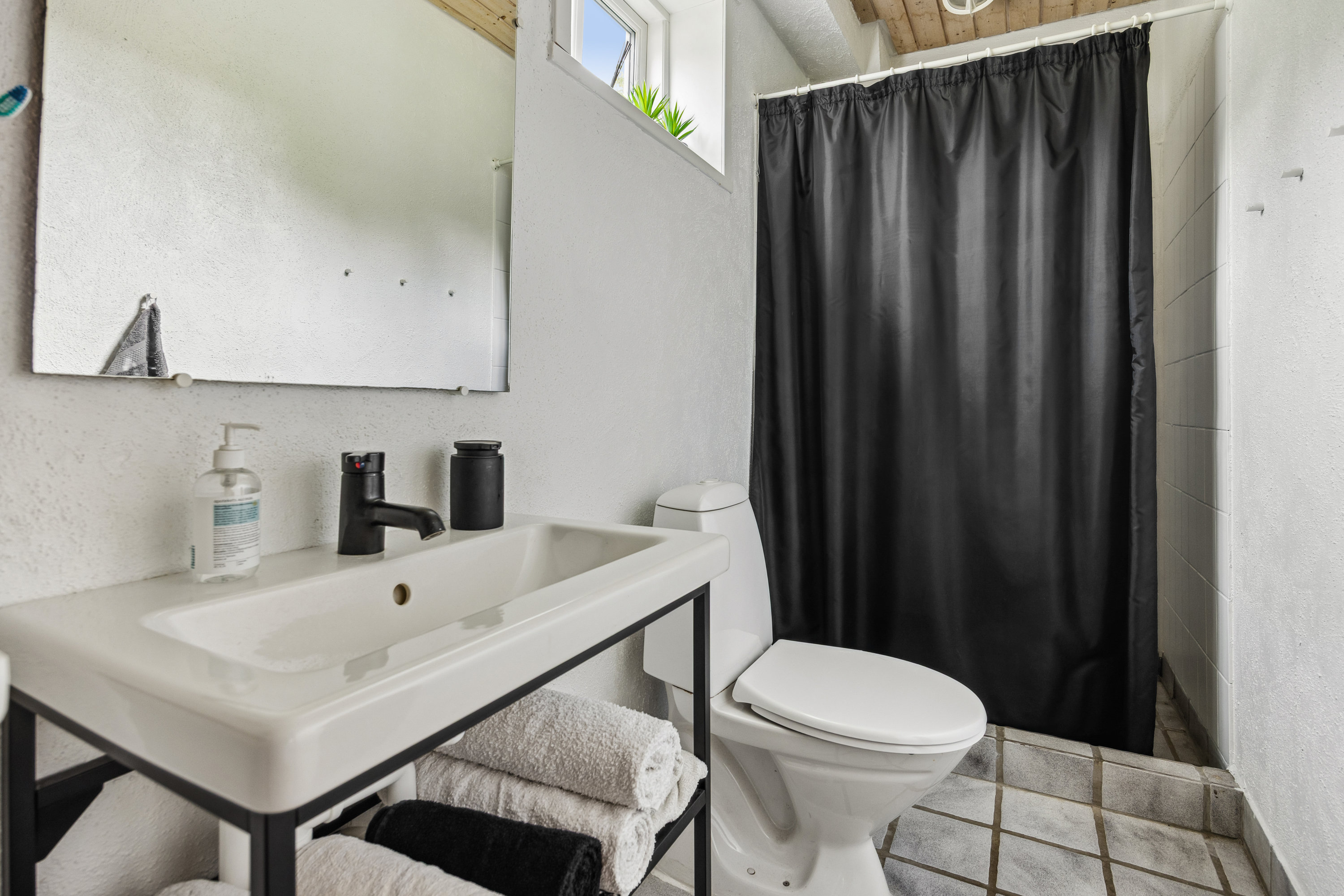 Fremhævet badeværelse billede i fuldskærmstilstand. Billede af V Hassingvej 31, 9320 Hjallerup