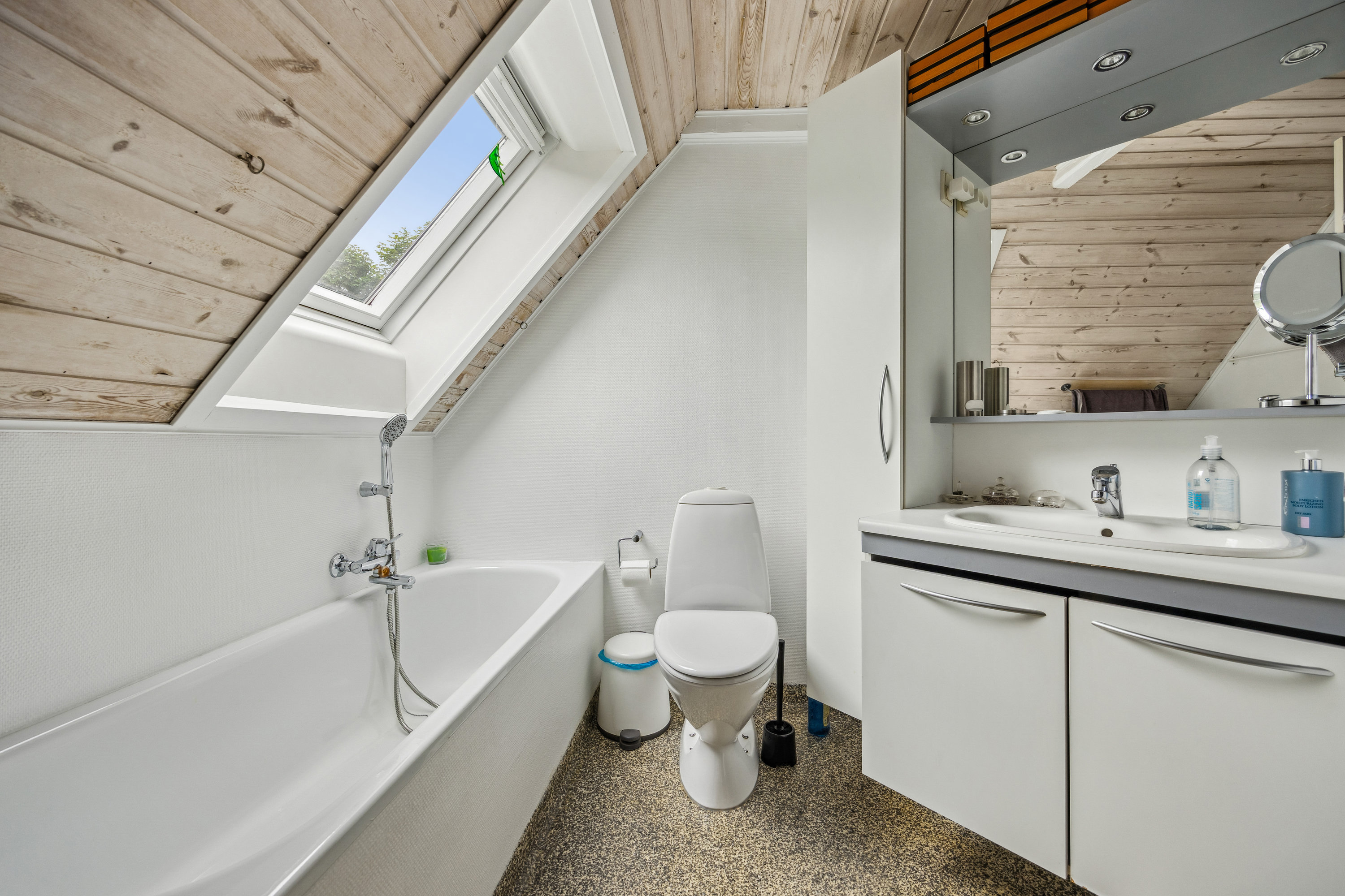 Fremhævet badeværelse billede i fuldskærmstilstand. Billede af V Hassingvej 31, 9320 Hjallerup