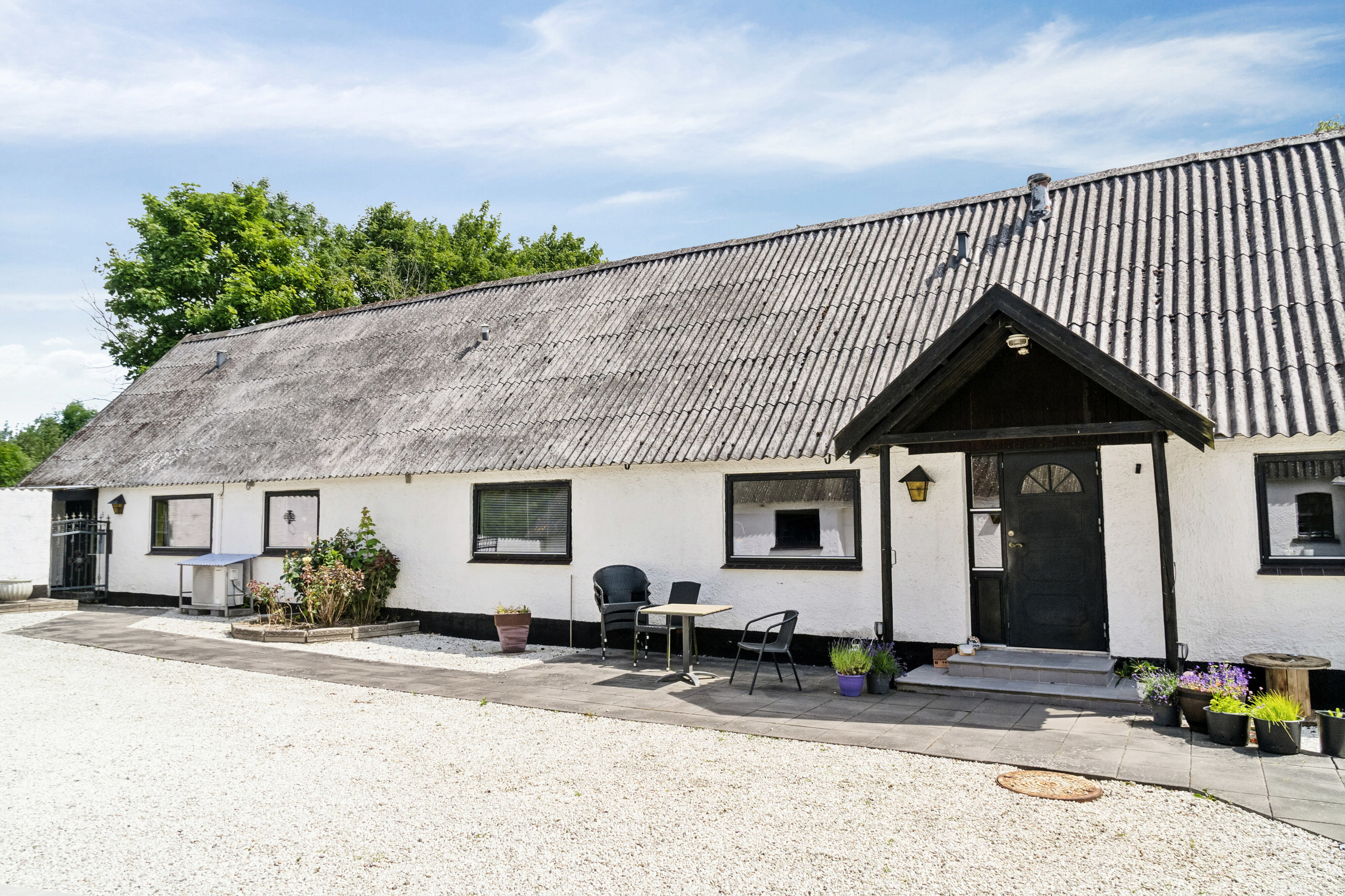 Miniaturebillede 1: set fra vejen. Billede af Engelstrupvej 6, 4571 Grevinge