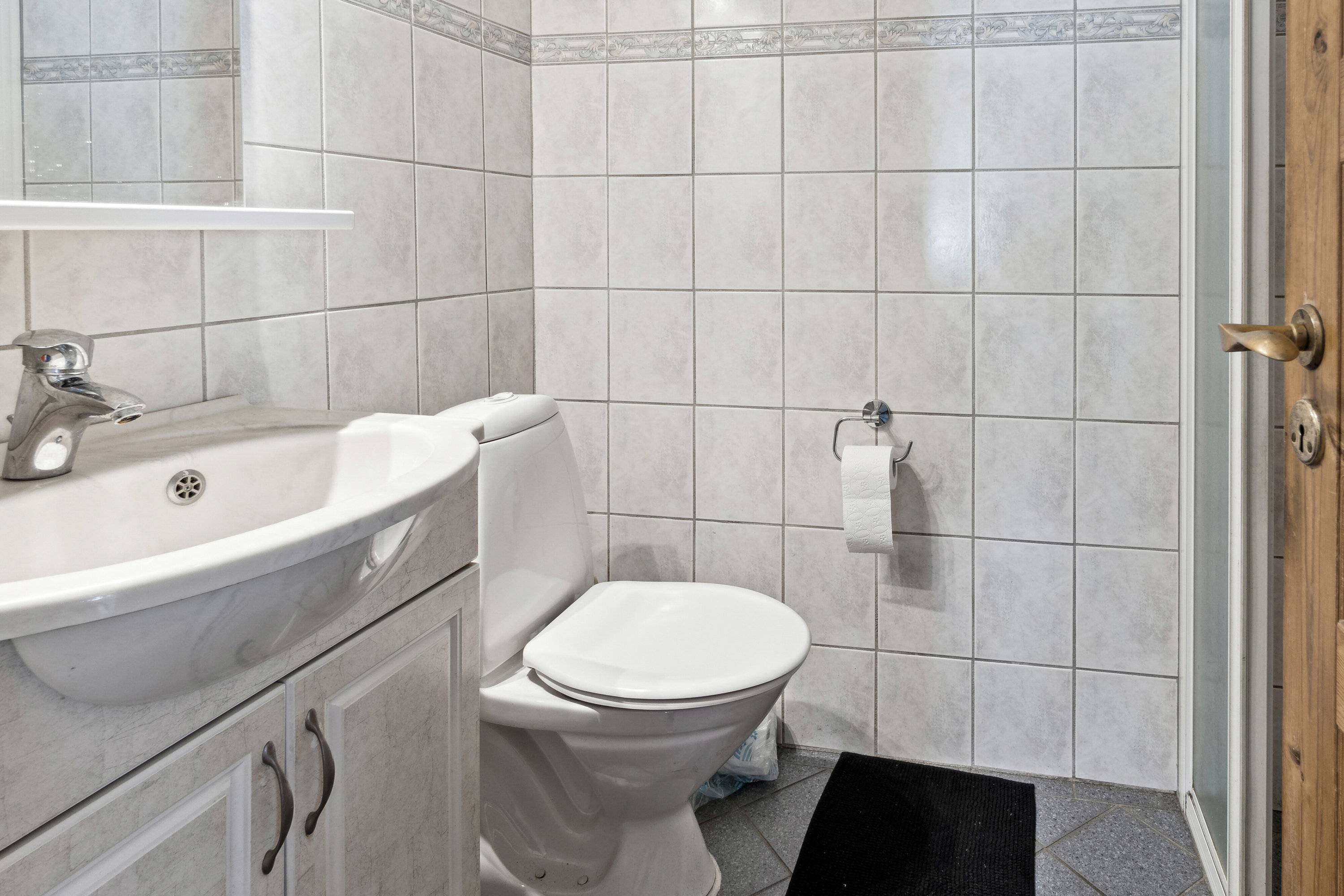 Fremhævet badeværelse lejl til højre billede i fuldskærmstilstand. Billede af Engelstrupvej 6, 4571 Grevinge