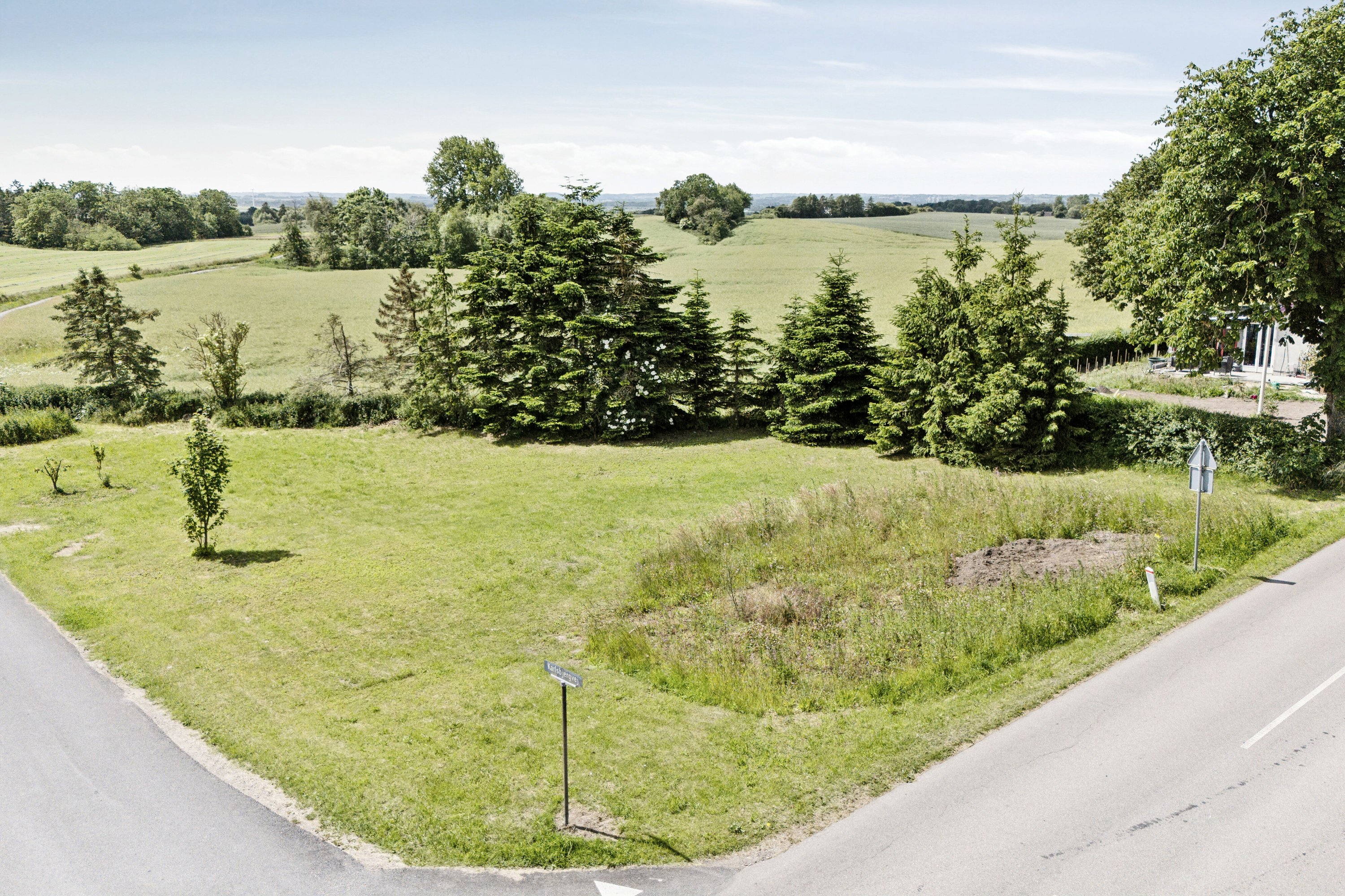 Fremhævet set fra vejen billede i fuldskærmstilstand. Billede af Engelstrupvej 6, 4571 Grevinge