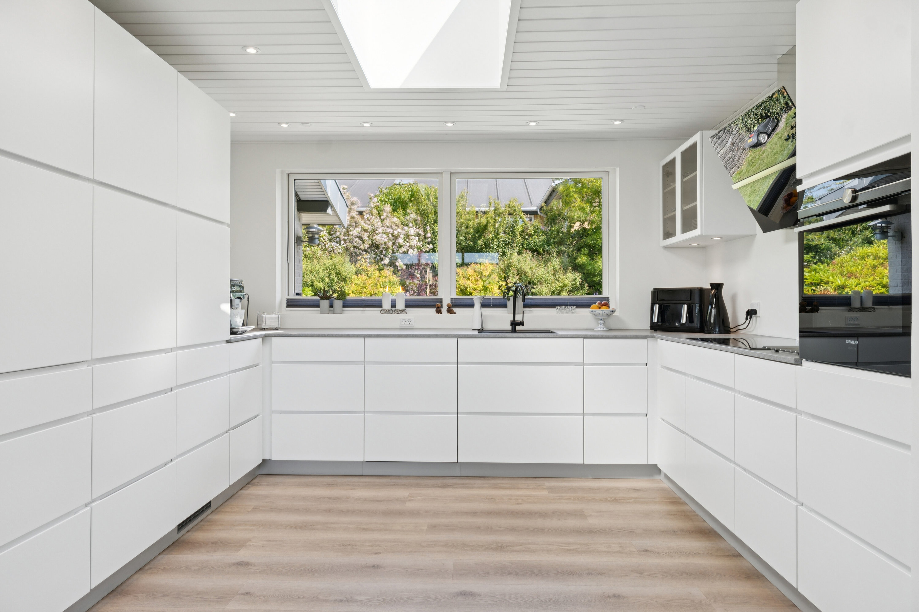 Fremhævet køkken billede i fuldskærmstilstand. Billede af Digesmuttevej 7, 9800 Hjørring