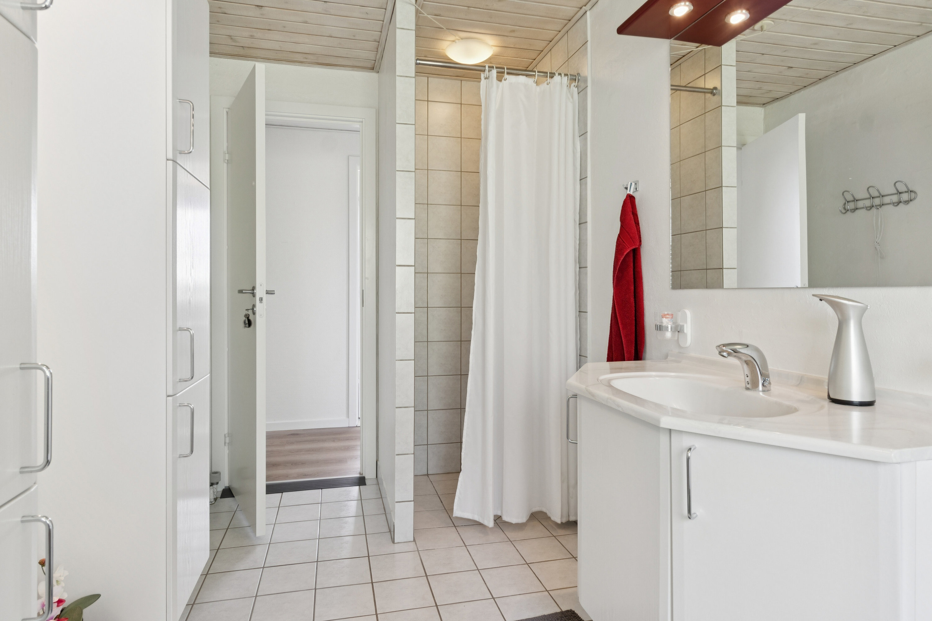 Fremhævet badeværelse billede i fuldskærmstilstand. Billede af Digesmuttevej 7, 9800 Hjørring