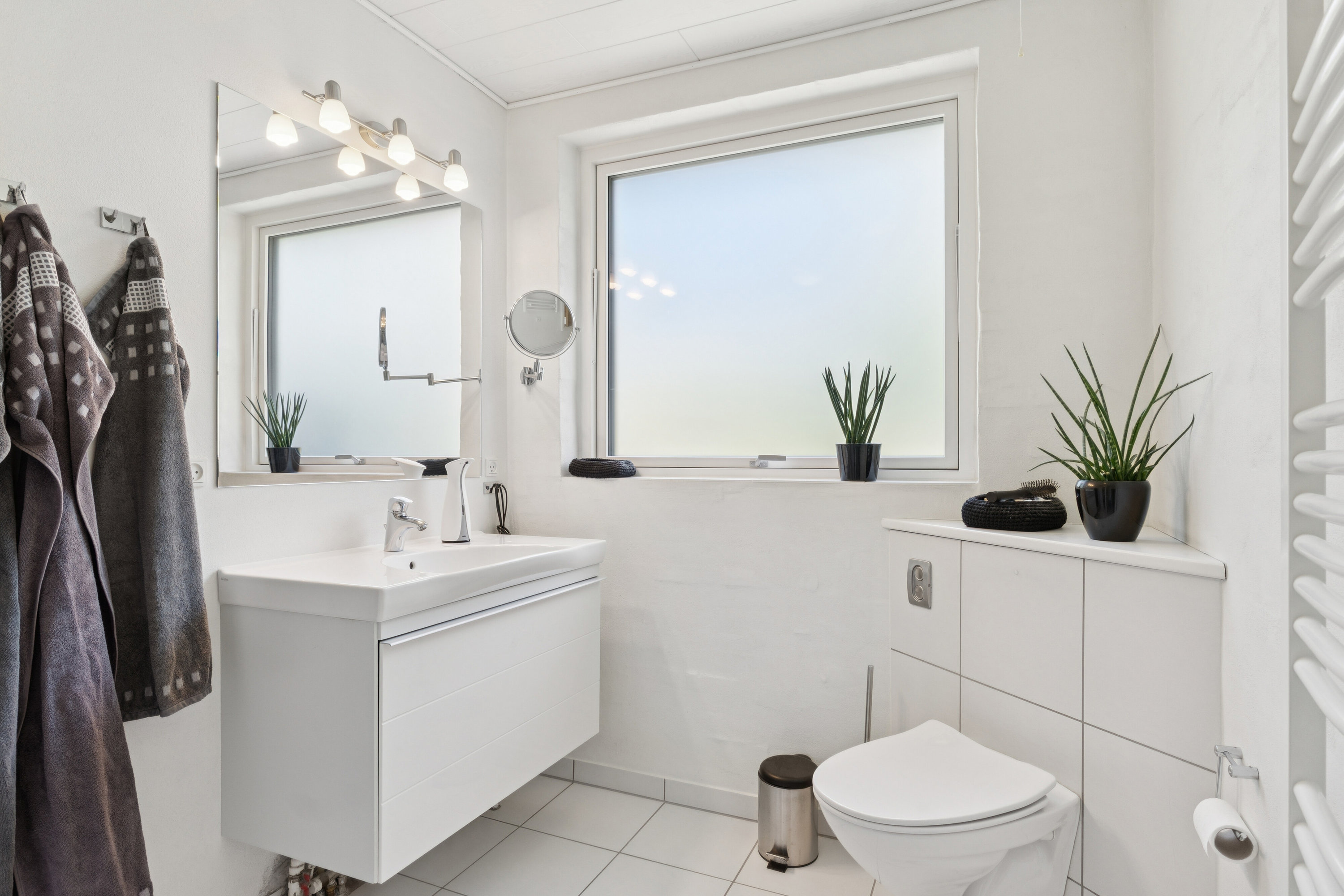 Fremhævet badeværelse billede i fuldskærmstilstand. Billede af Digesmuttevej 7, 9800 Hjørring