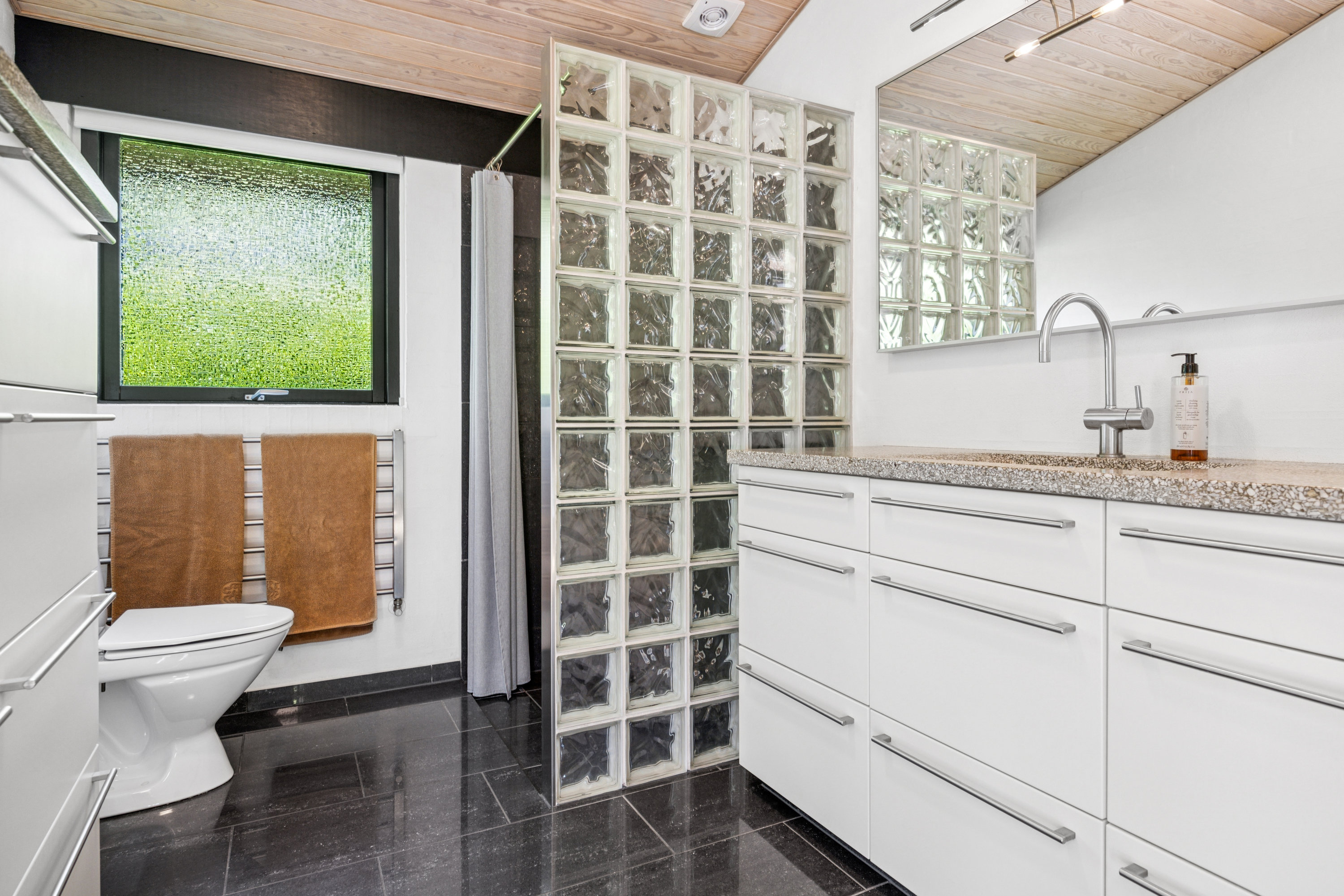 Fremhævet badeværelse billede i fuldskærmstilstand. Billede af Rødslet 8, 9430 Vadum