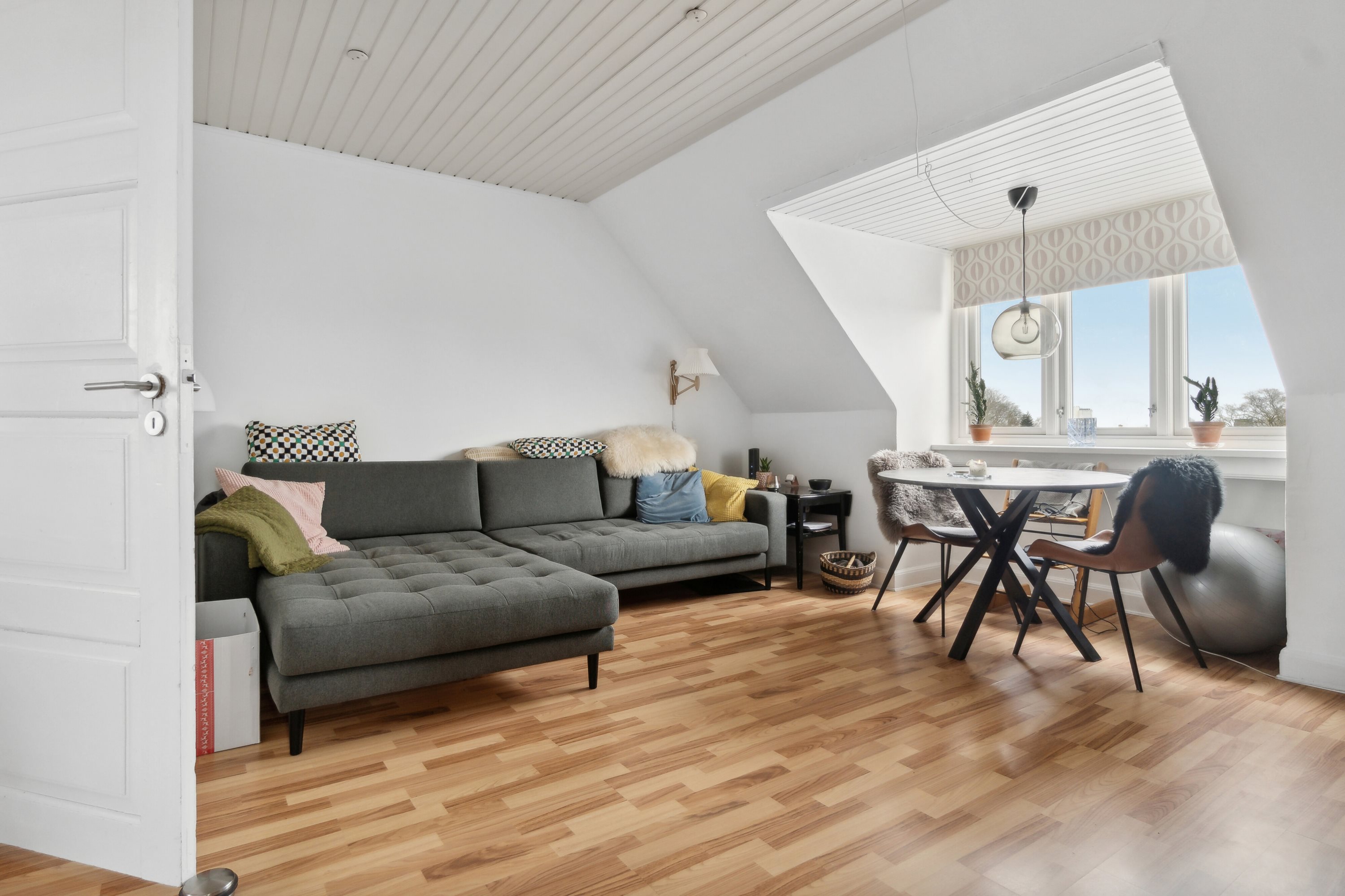 Fremhævet stue billede i fuldskærmstilstand. Billede af Skjoldborgsvej 1, 2., Næsby, 5270 Odense N