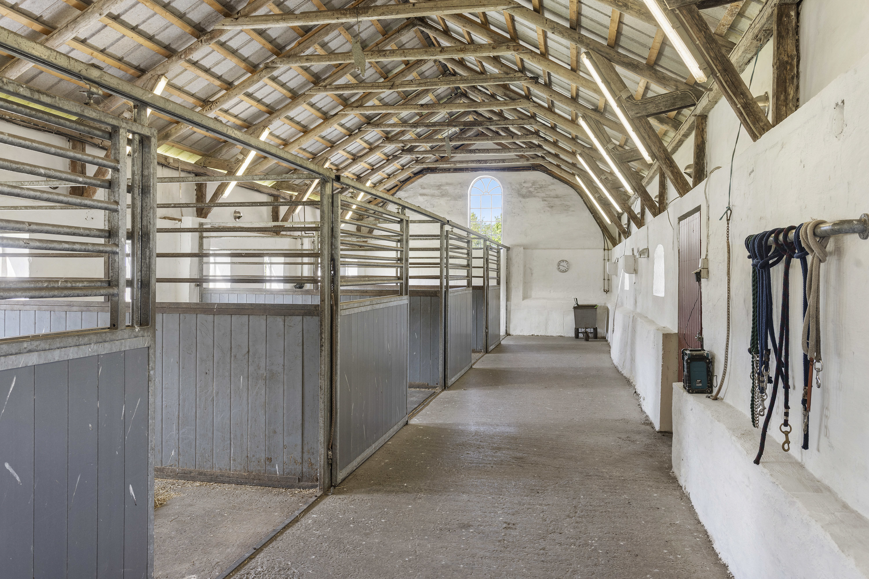 Fremhævet stald billede i fuldskærmstilstand. Billede af Nørtvedvej 8, 9970 Strandby