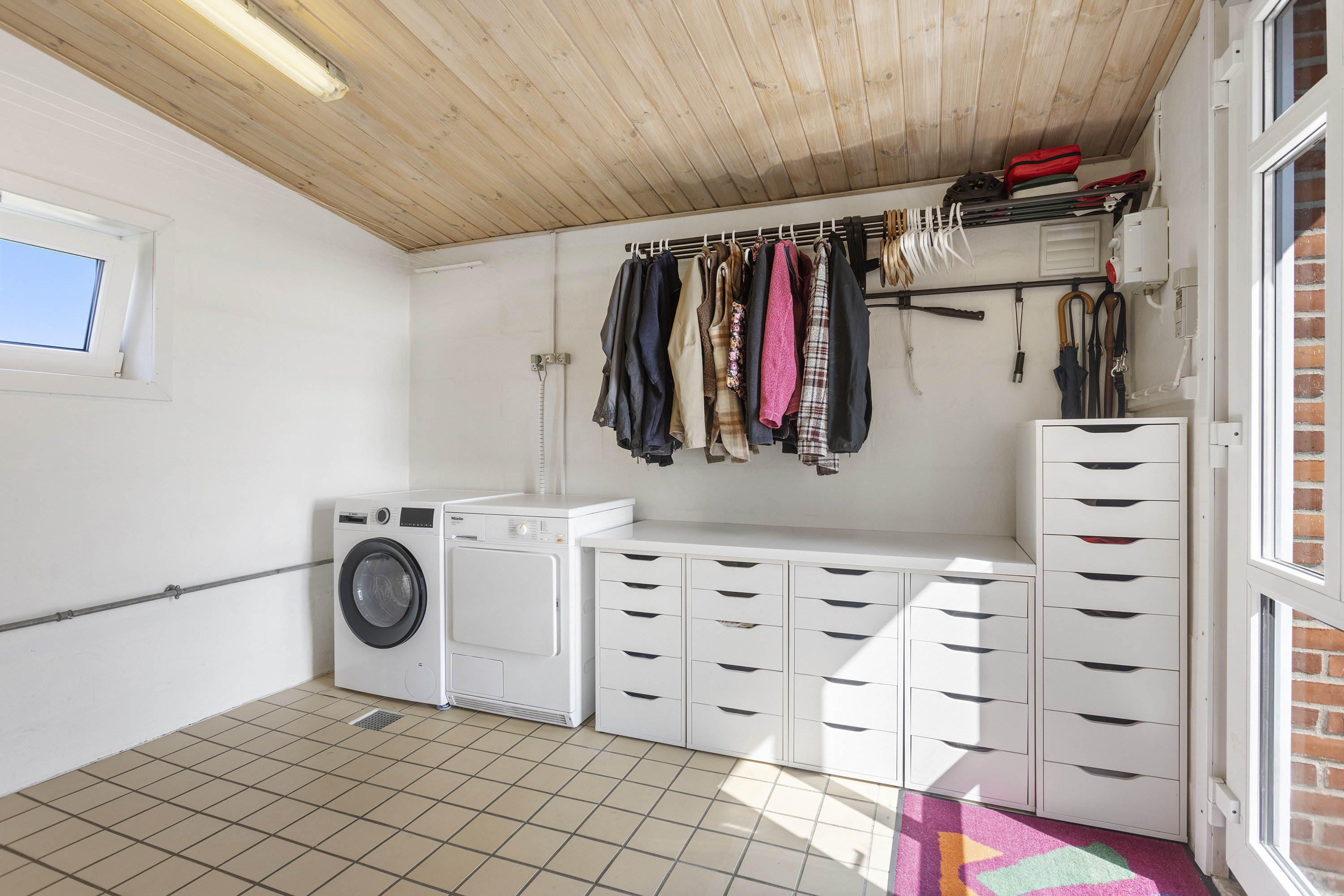 Fremhævet walkin closet billede i fuldskærmstilstand. Billede af Nørtvedvej 8, 9970 Strandby