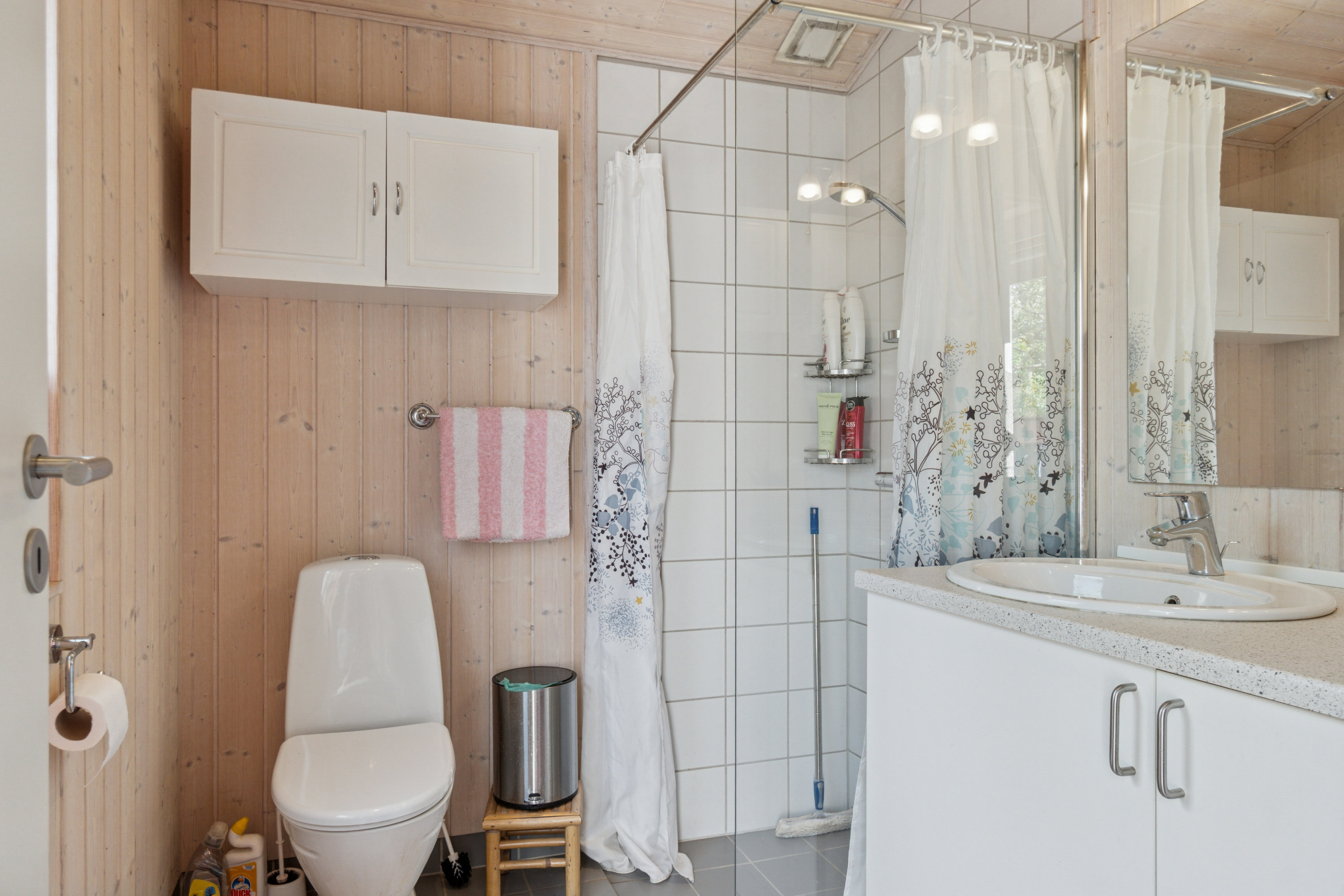 Fremhævet badeværelse billede i fuldskærmstilstand. Billede af Granskoven 50, 4220 Korsør