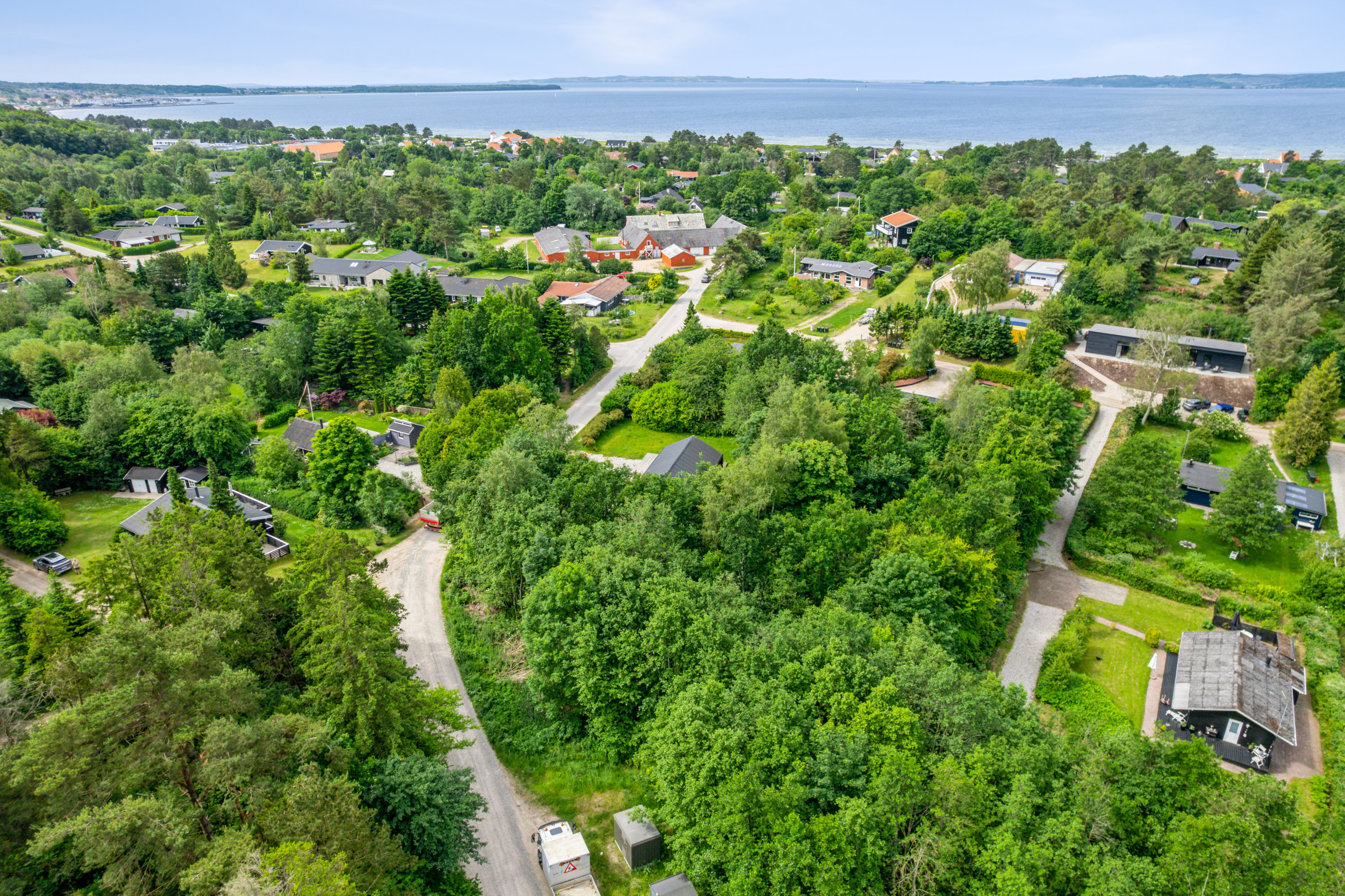 Fremhævet luftfoto billede i fuldskærmstilstand. Billede af Majgårdsvej 33, Vibæk Strand, 8400 Ebeltoft