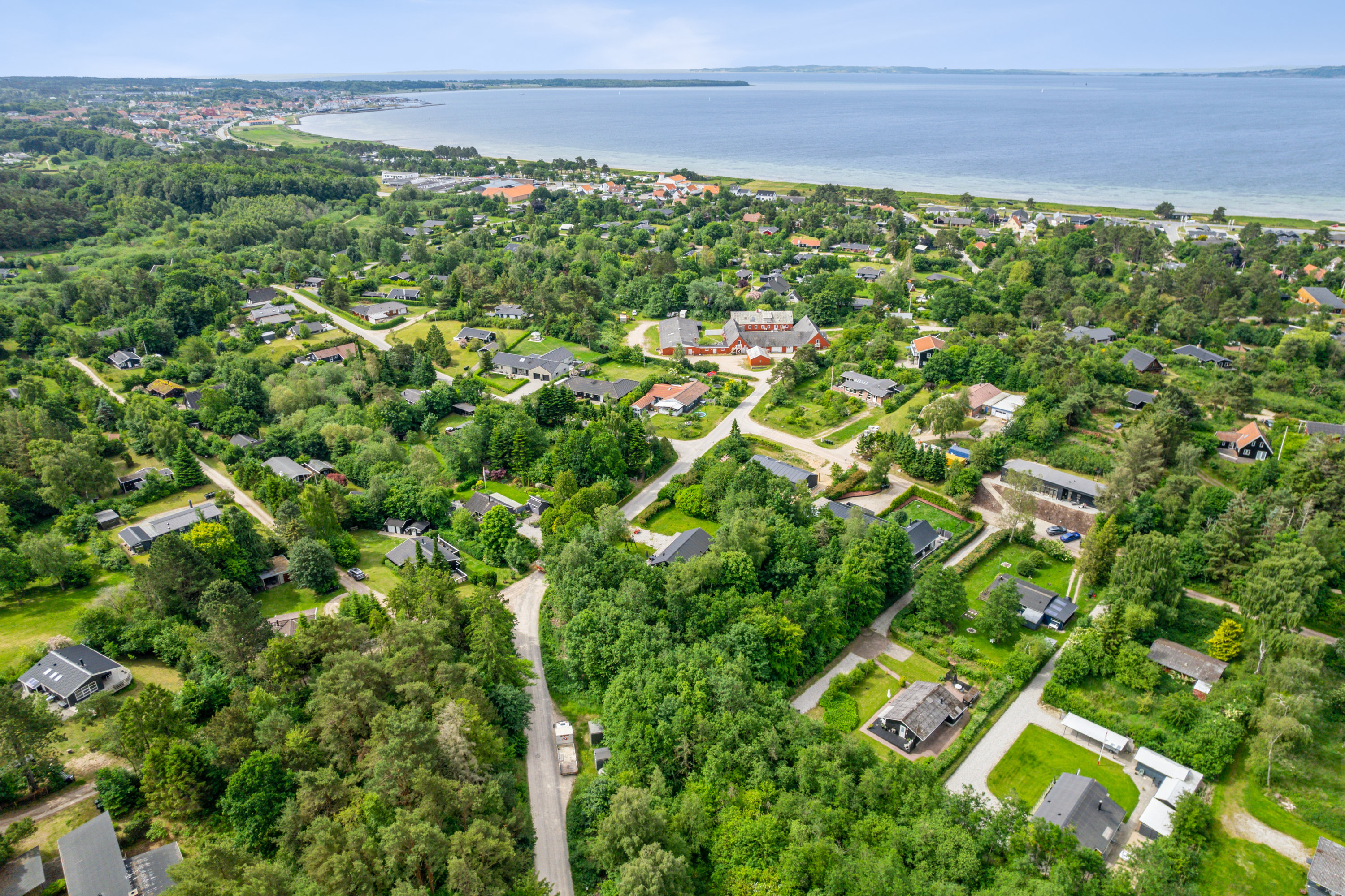 Fremhævet luftfoto billede i fuldskærmstilstand. Billede af Majgårdsvej 33, Vibæk Strand, 8400 Ebeltoft