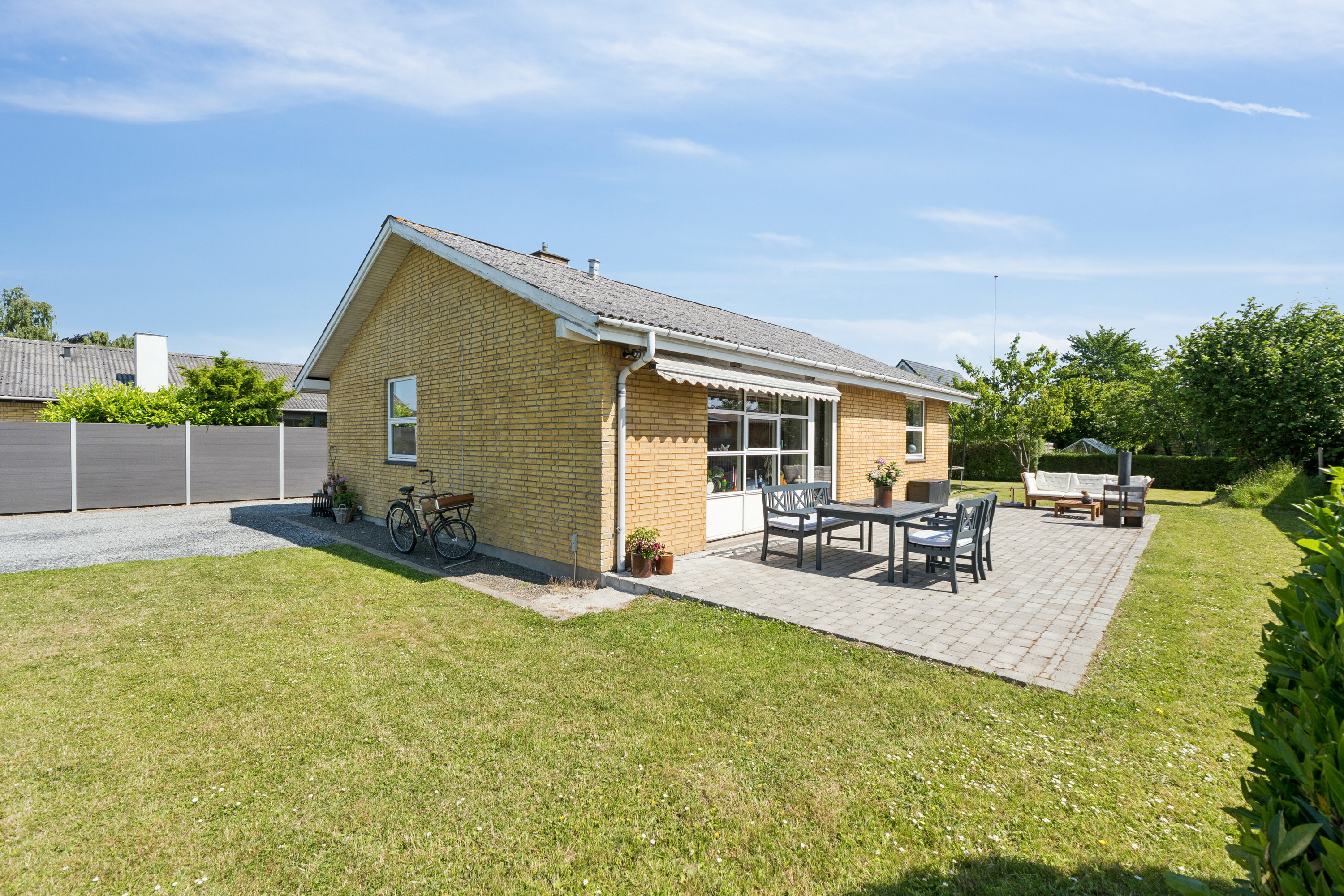 Fremhævet set fra haven billede i fuldskærmstilstand. Billede af Vinkelvej 10, 5853 Ørbæk