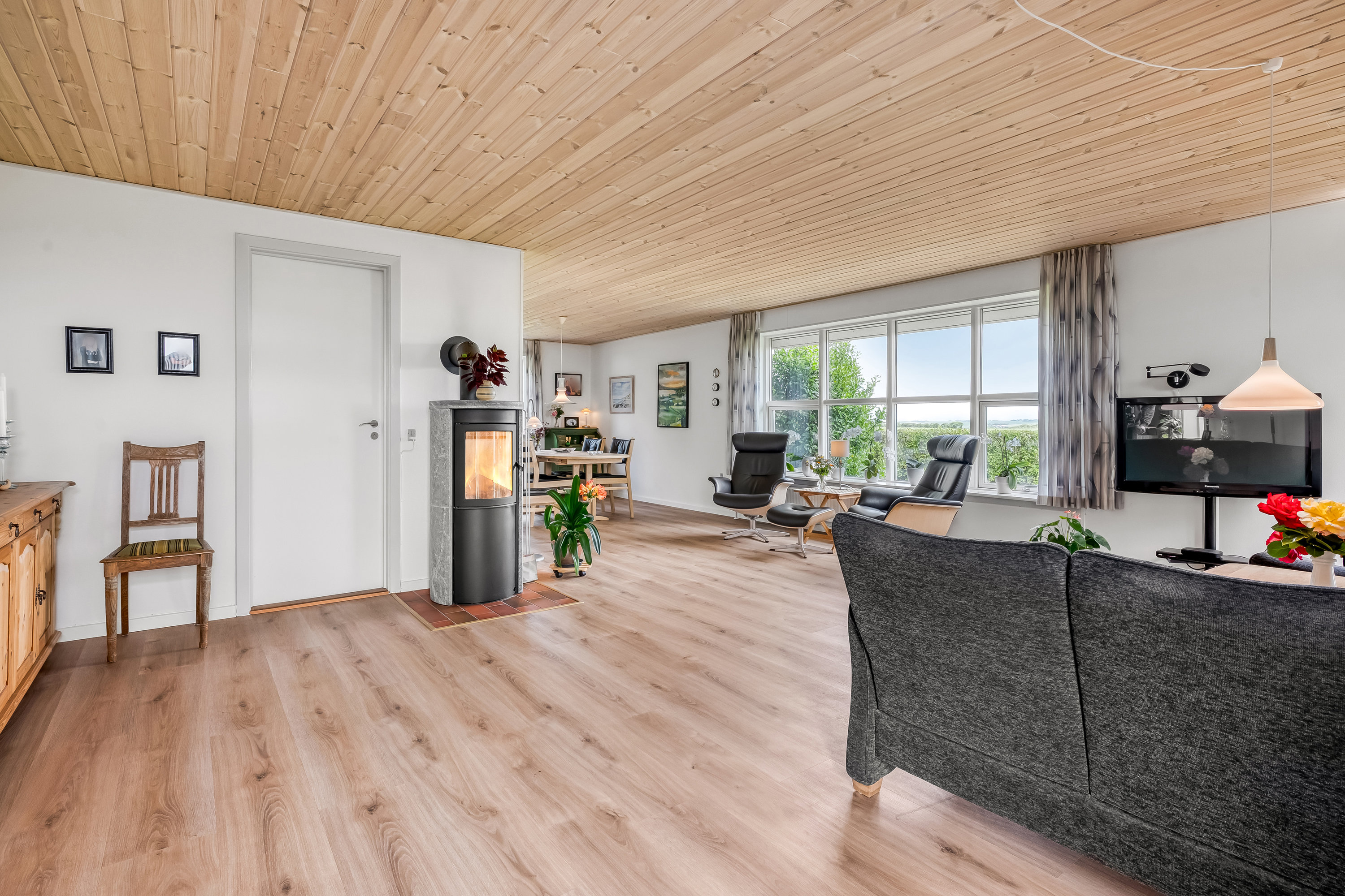 Fremhævet stue billede i fuldskærmstilstand. Billede af Toelbjergvej 13, Hove, 7620 Lemvig