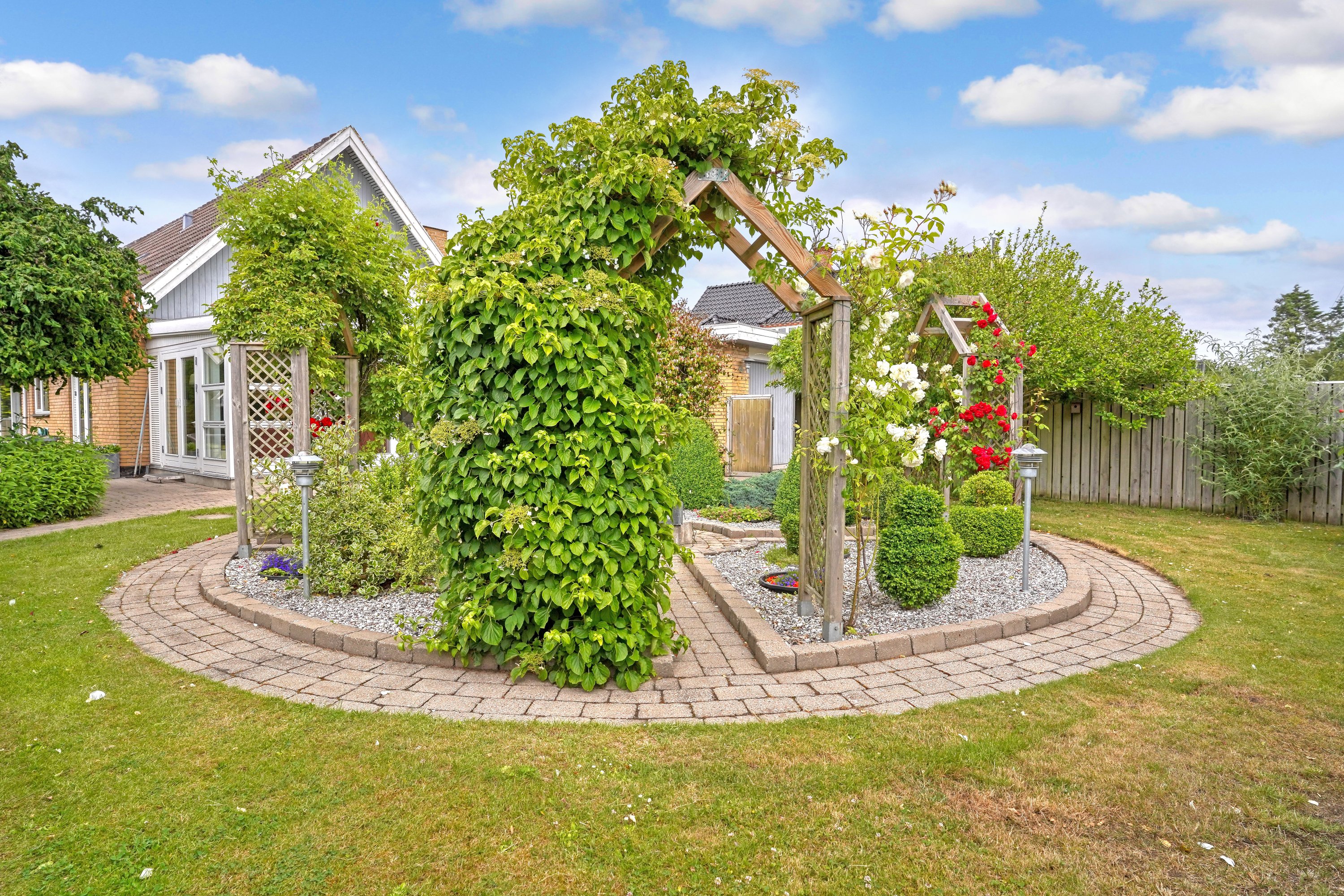 Fremhævet have billede i fuldskærmstilstand. Billede af Ibisvej 8, 3120 Dronningmølle