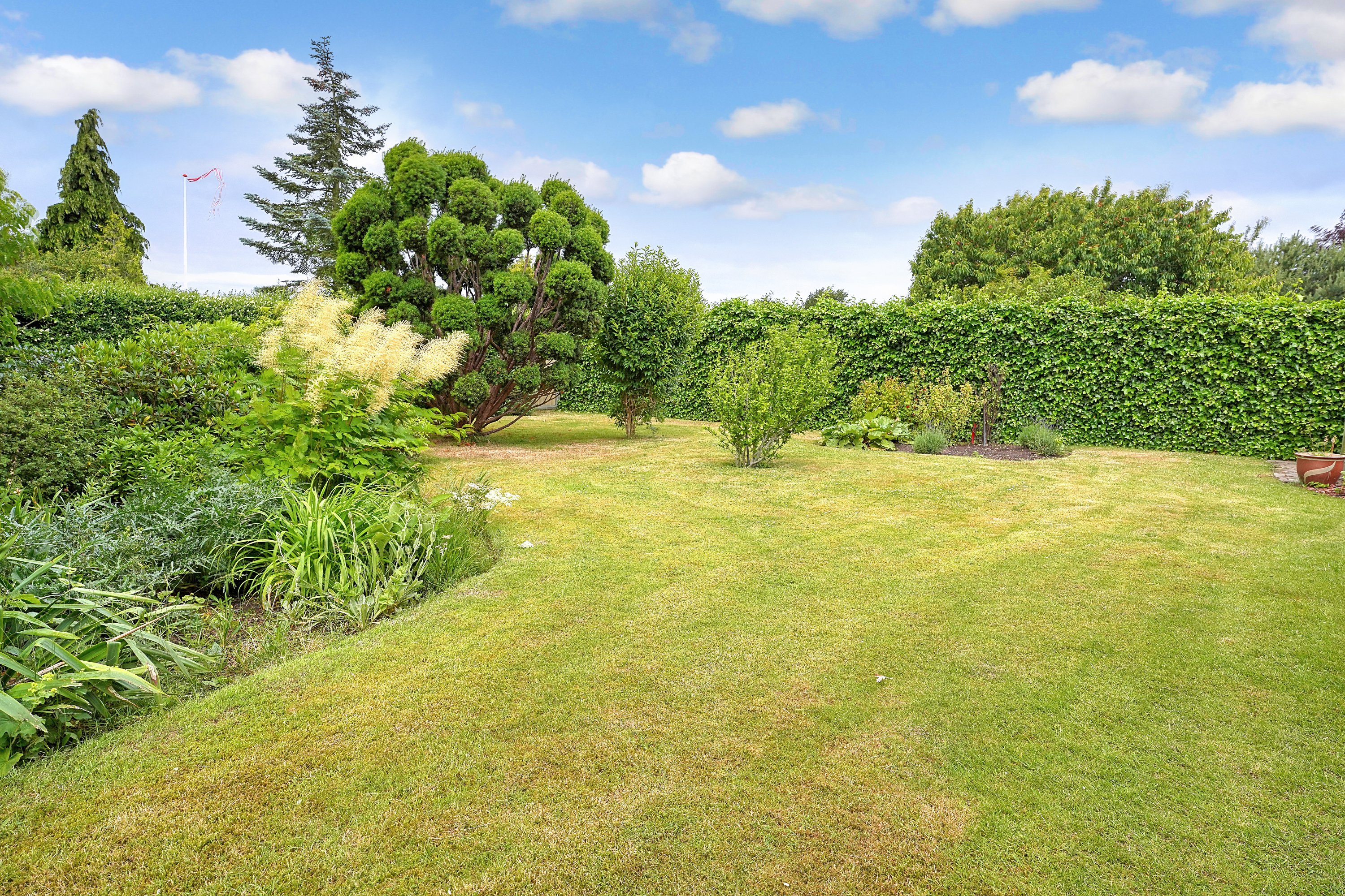 Fremhævet have billede i fuldskærmstilstand. Billede af Ibisvej 8, 3120 Dronningmølle