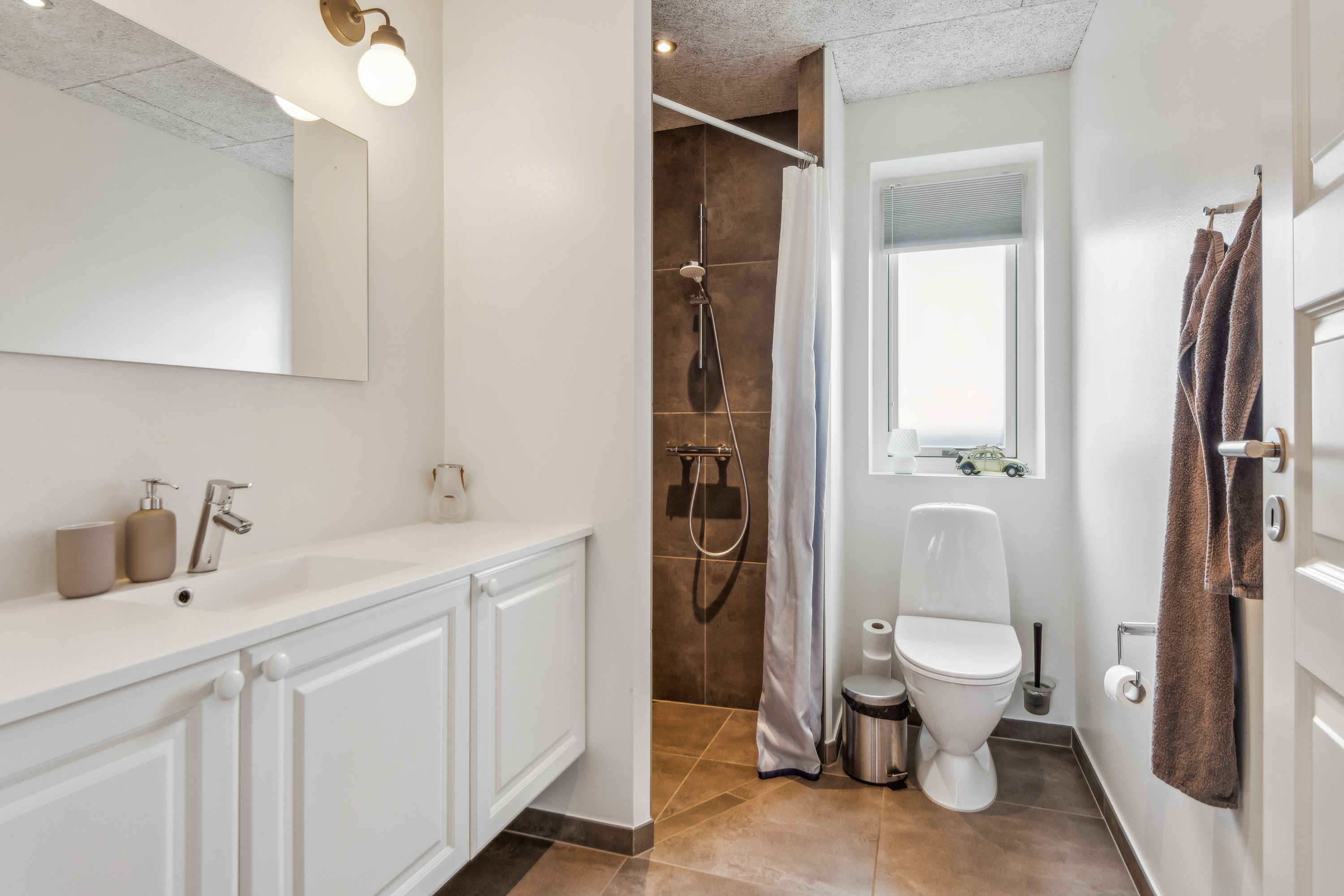 Fremhævet badeværelse billede i fuldskærmstilstand. Billede af Tylervej 20B, 9240 Nibe