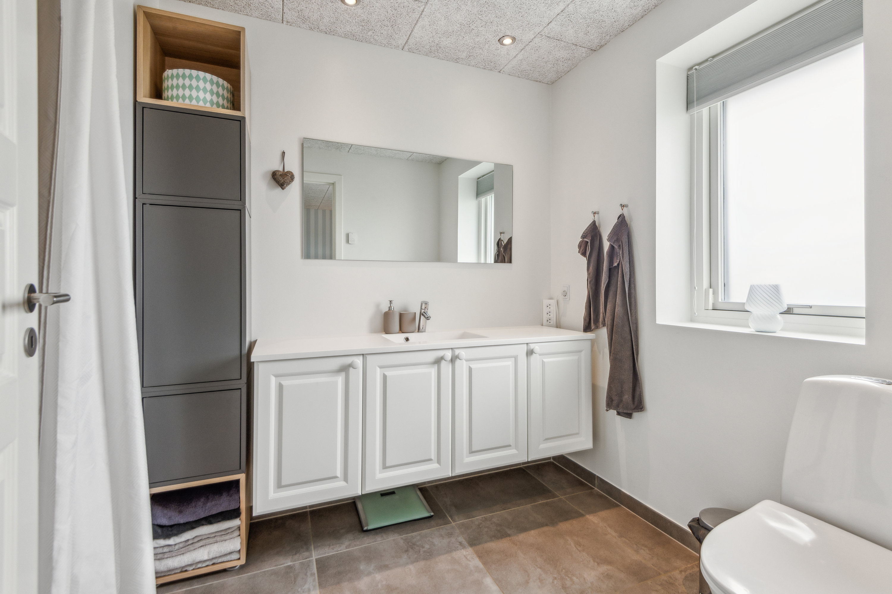 Fremhævet badeværelse billede i fuldskærmstilstand. Billede af Tylervej 20B, 9240 Nibe