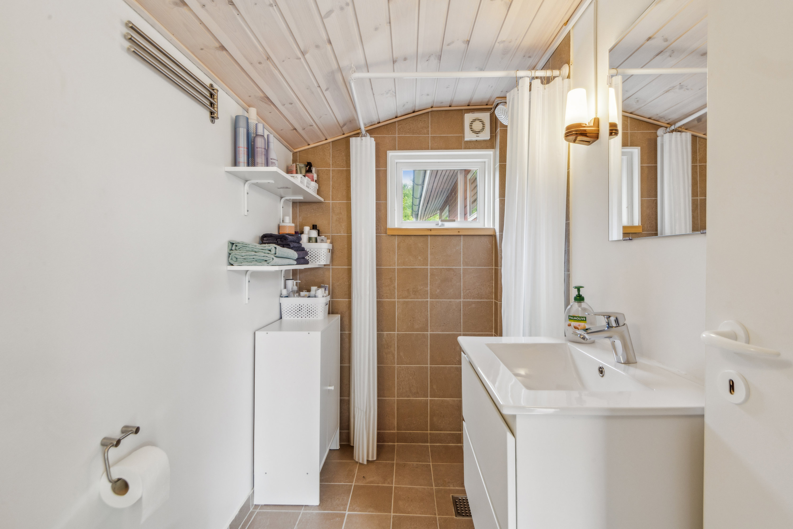 Fremhævet badeværelse billede i fuldskærmstilstand. Billede af Ålerusen 47, 9240 Nibe