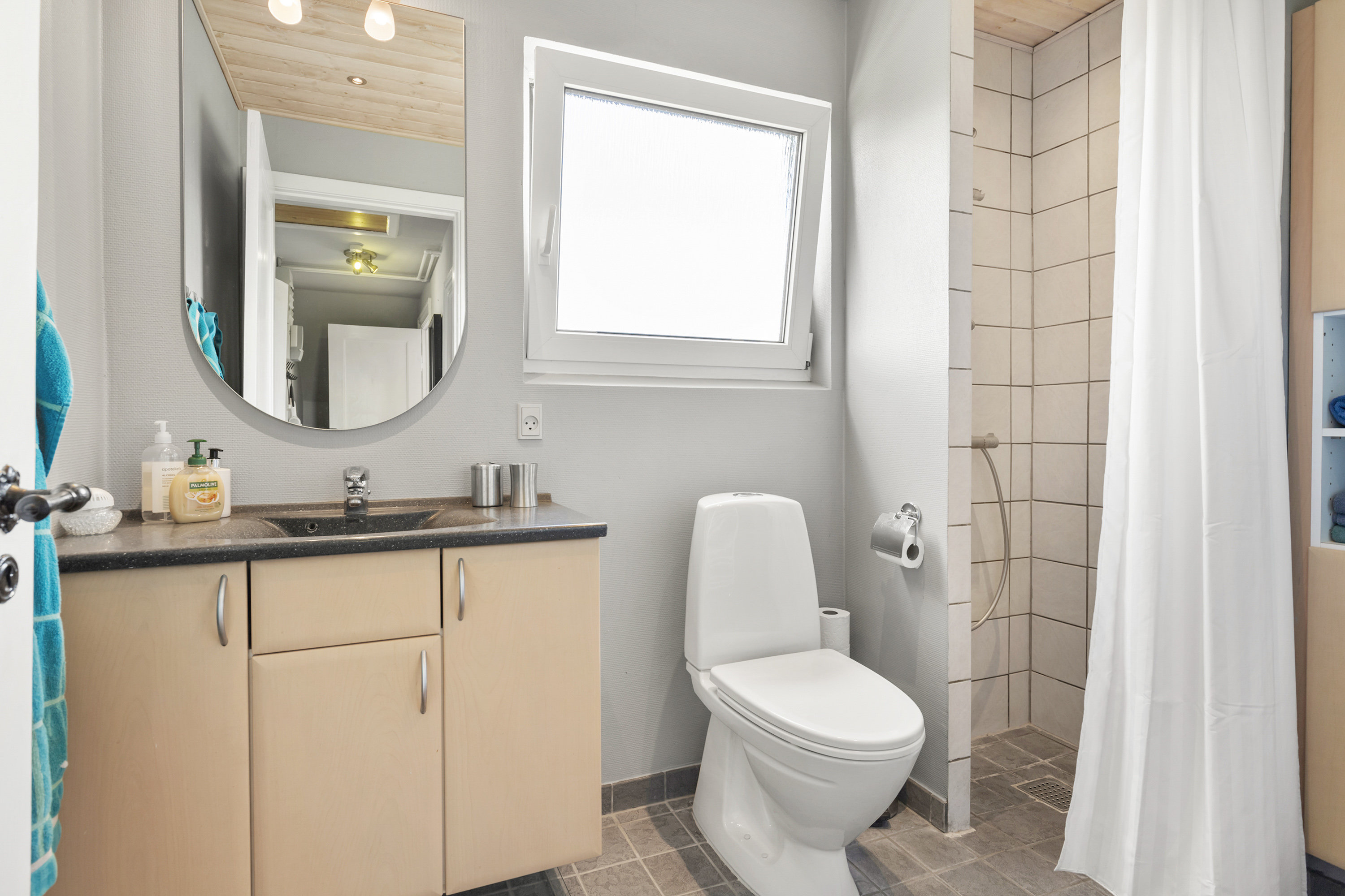 Fremhævet badeværelse billede i fuldskærmstilstand. Billede af Stejlmosevej 14, 9600 Aars