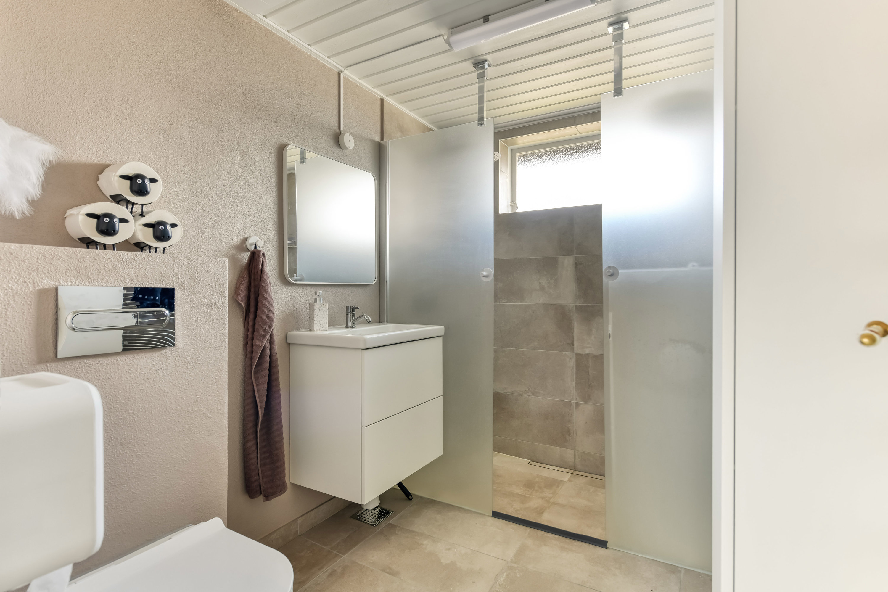 Fremhævet toilet billede i fuldskærmstilstand. Billede af Rugvangen 3, 6705 Esbjerg Ø