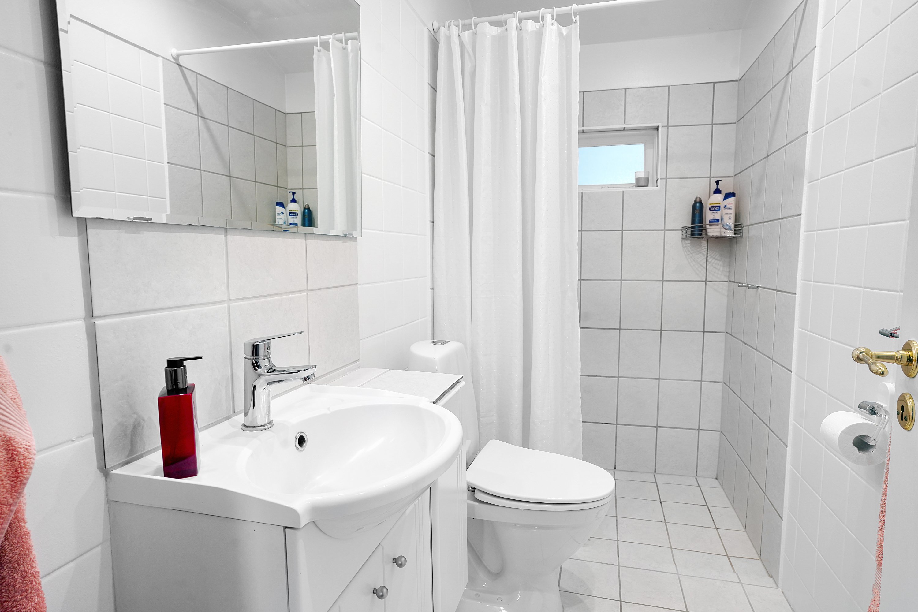 Fremhævet badeværelse billede i fuldskærmstilstand. Billede af Dalevænget 16, 3120 Dronningmølle