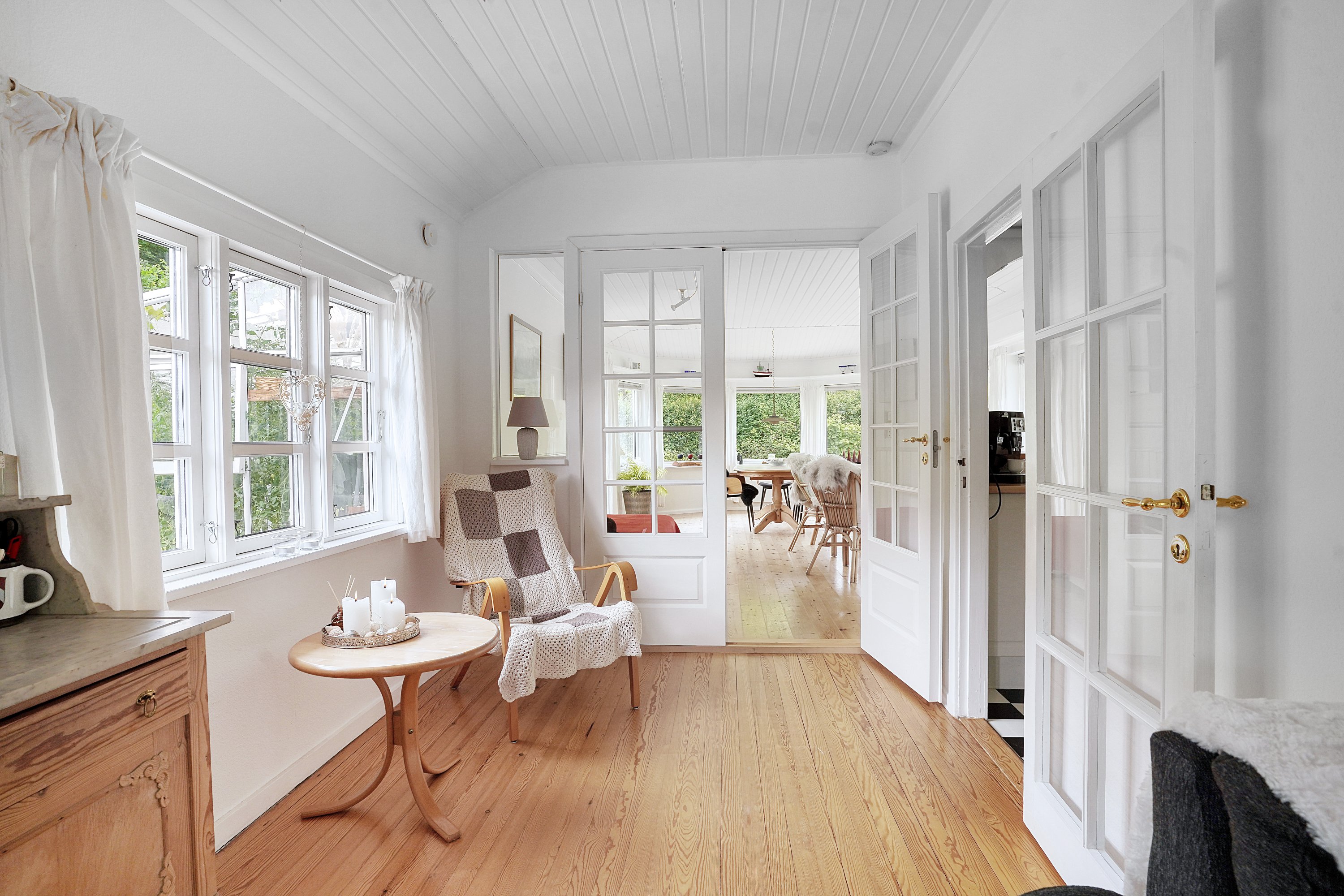 Fremhævet stue billede i fuldskærmstilstand. Billede af Dalevænget 16, 3120 Dronningmølle