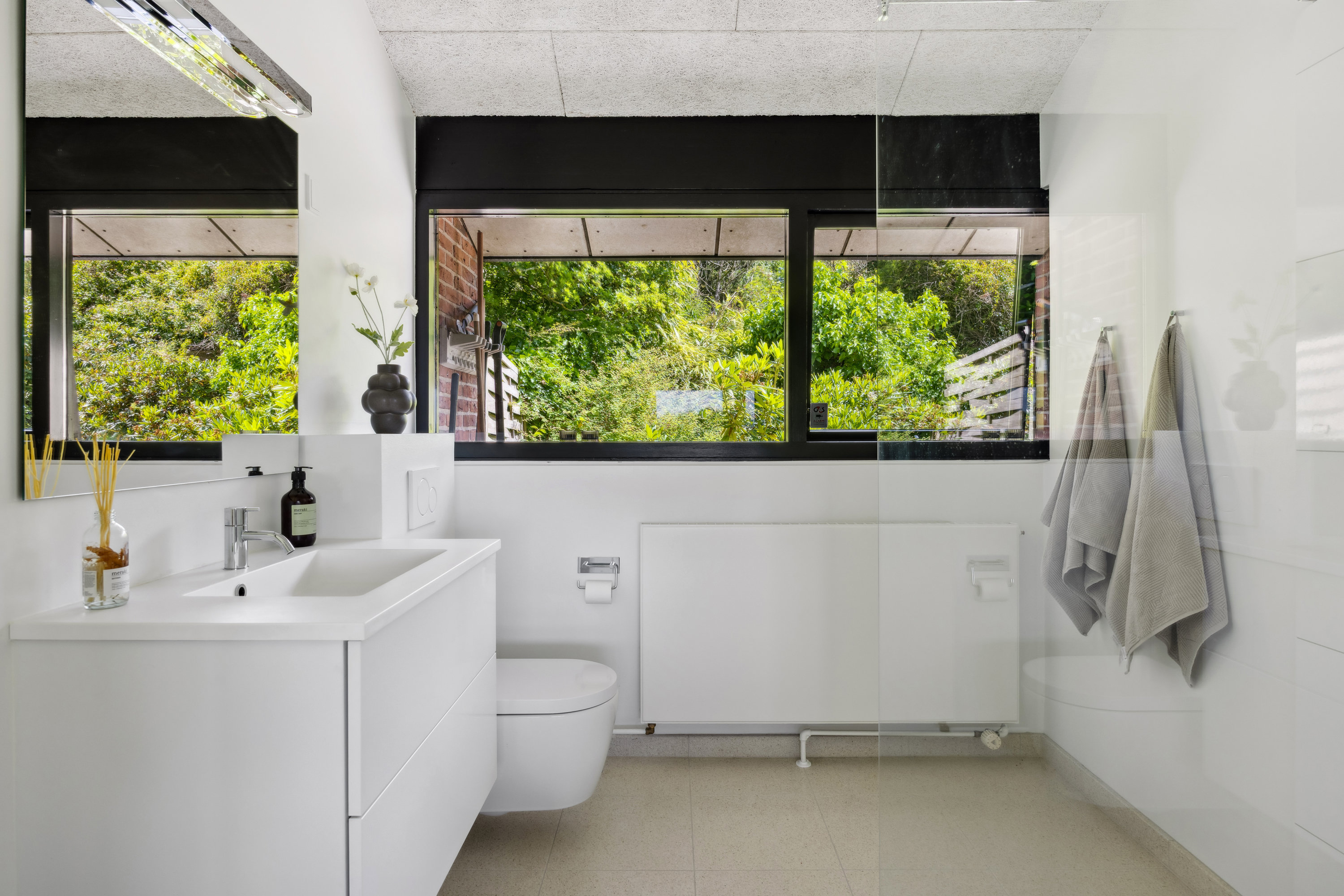 Fremhævet badeværelse billede i fuldskærmstilstand. Billede af Bakkedraget 5, 8400 Ebeltoft