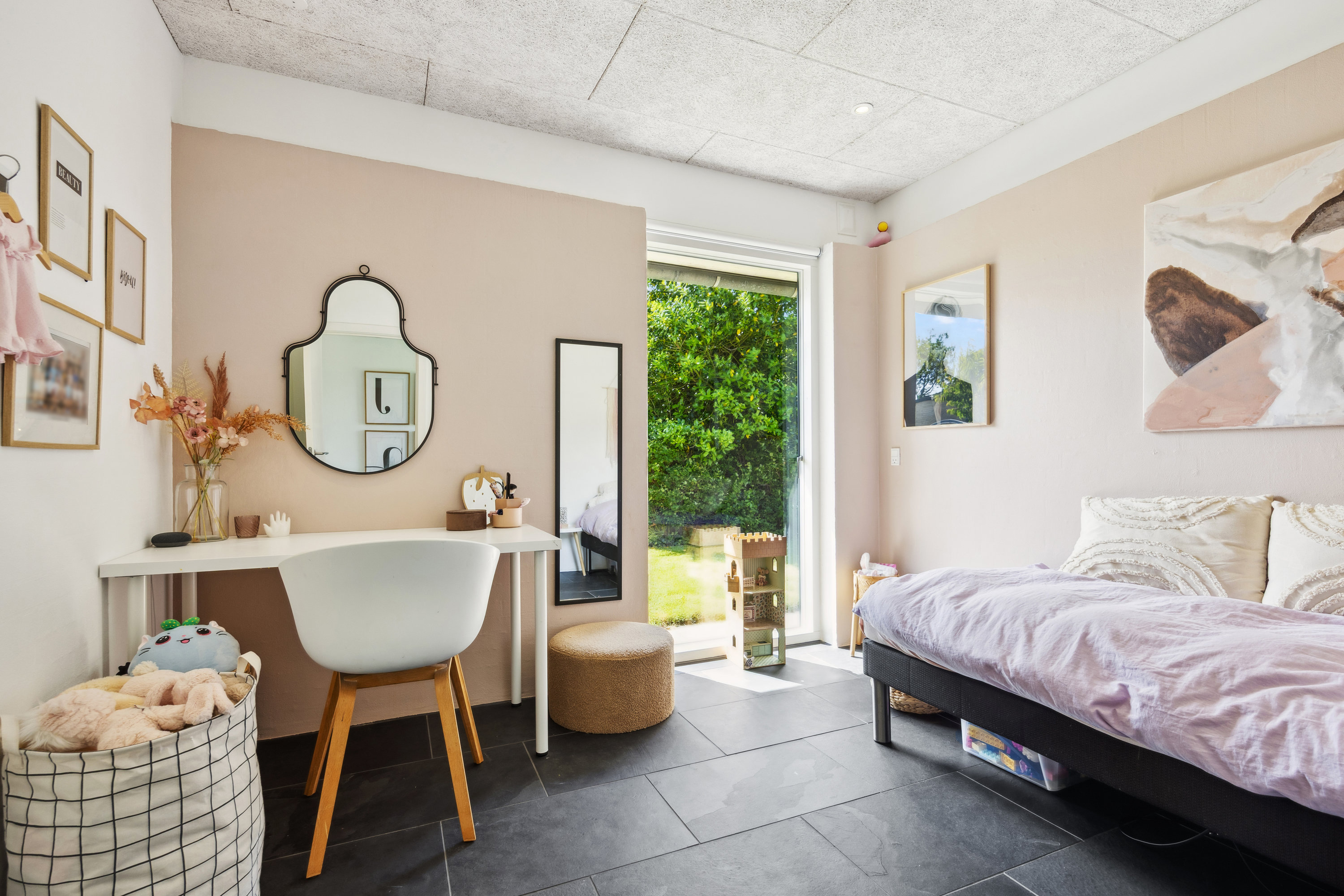 Fremhævet stue billede i fuldskærmstilstand. Billede af Toftesvinget 8, 9440 Aabybro