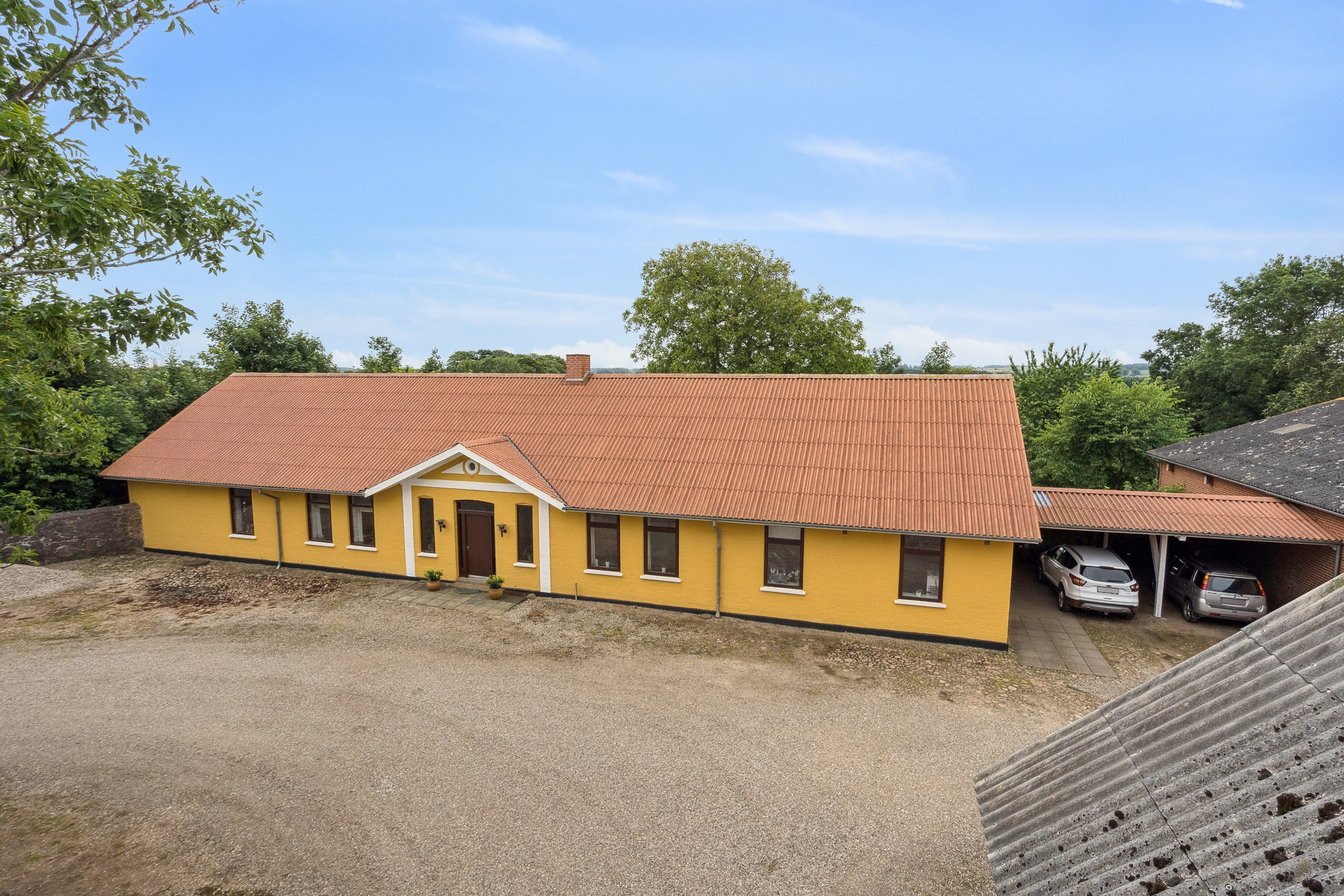 Miniaturebillede 2: set fra vejen. Billede af Stenderupgård 1, 6630 Rødding