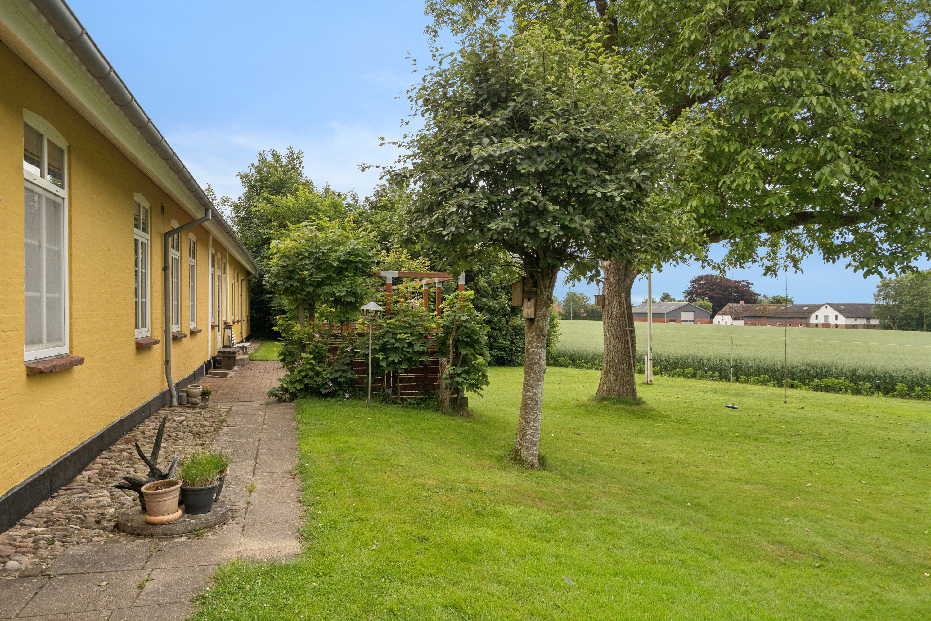 Fremhævet set fra haven billede i fuldskærmstilstand. Billede af Stenderupgård 1, 6630 Rødding