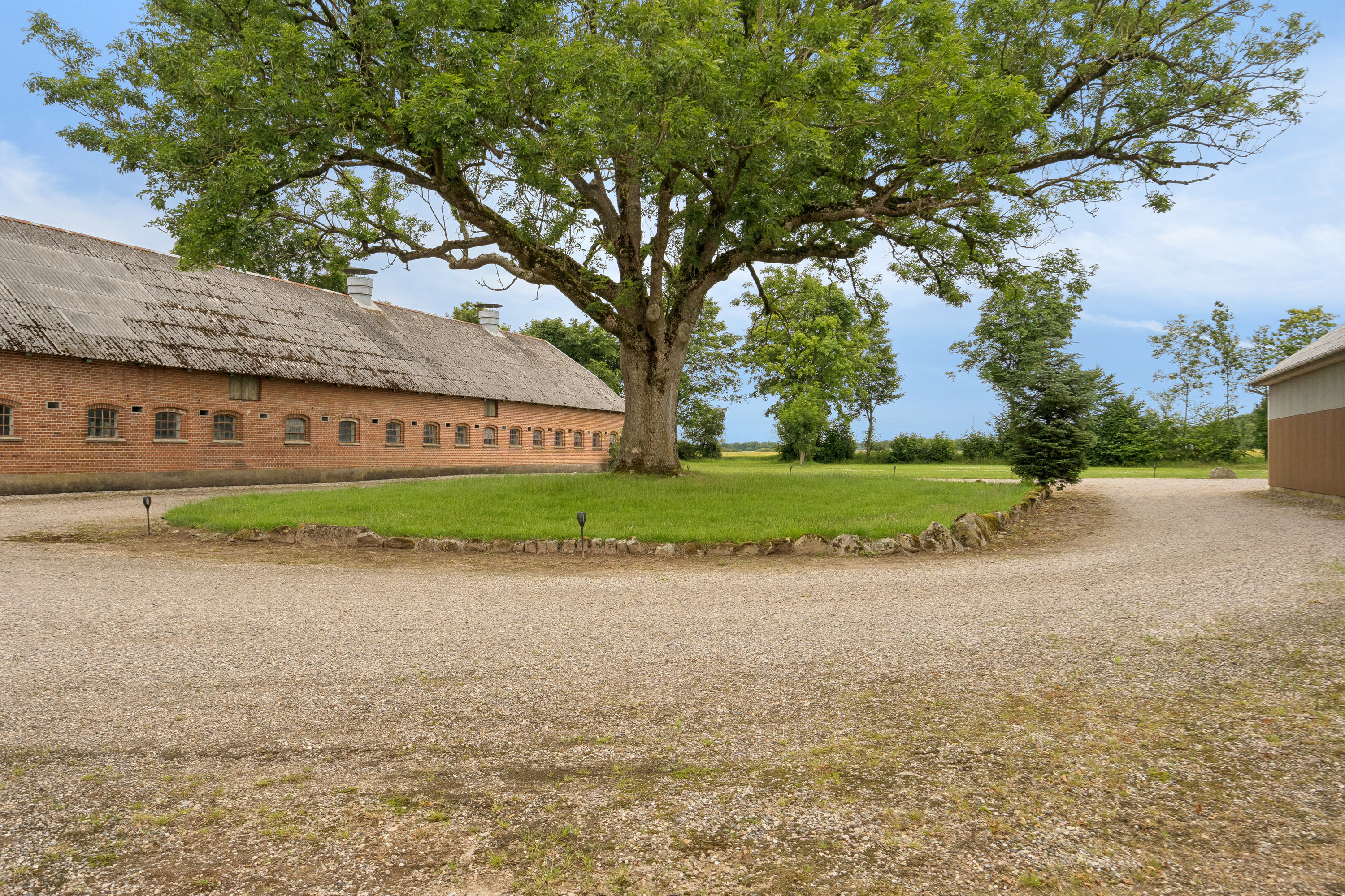 Fremhævet set fra vejen billede i fuldskærmstilstand. Billede af Stenderupgård 1, 6630 Rødding