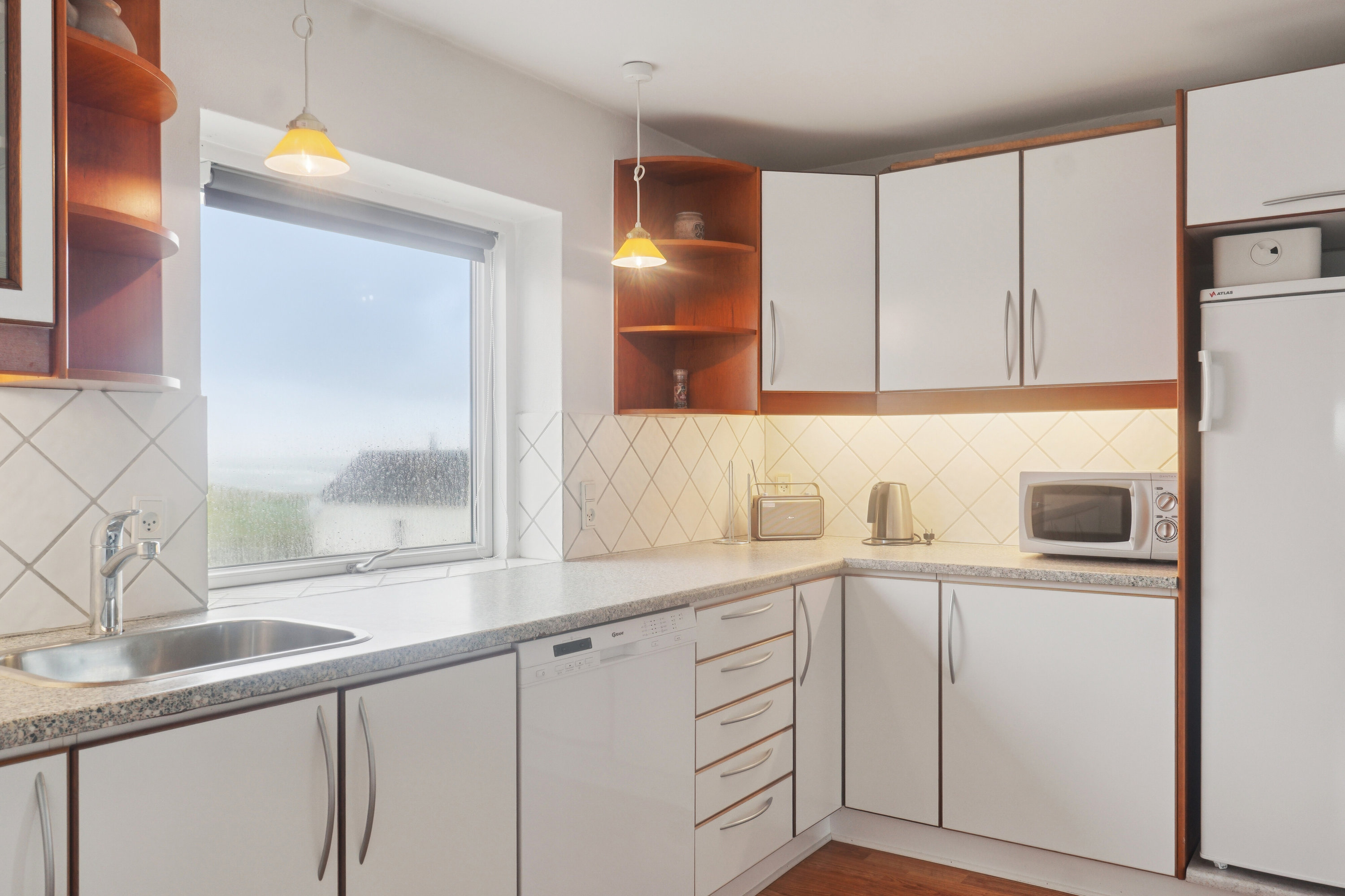 Fremhævet køkken billede i fuldskærmstilstand. Billede af Havblik 2, Lyngby, 9480 Løkken