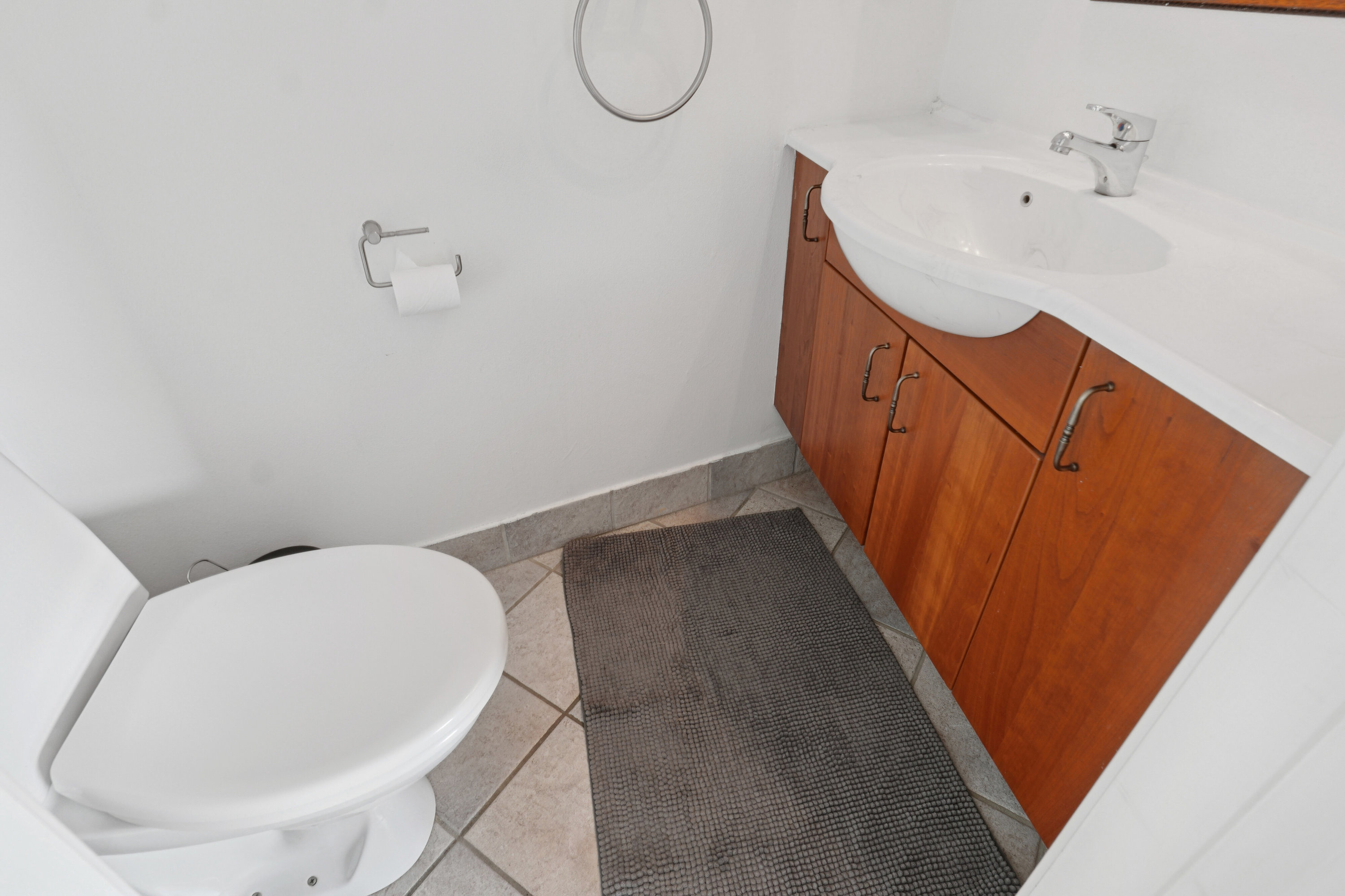 Fremhævet gæstetoilet billede i fuldskærmstilstand. Billede af Havblik 2, Lyngby, 9480 Løkken