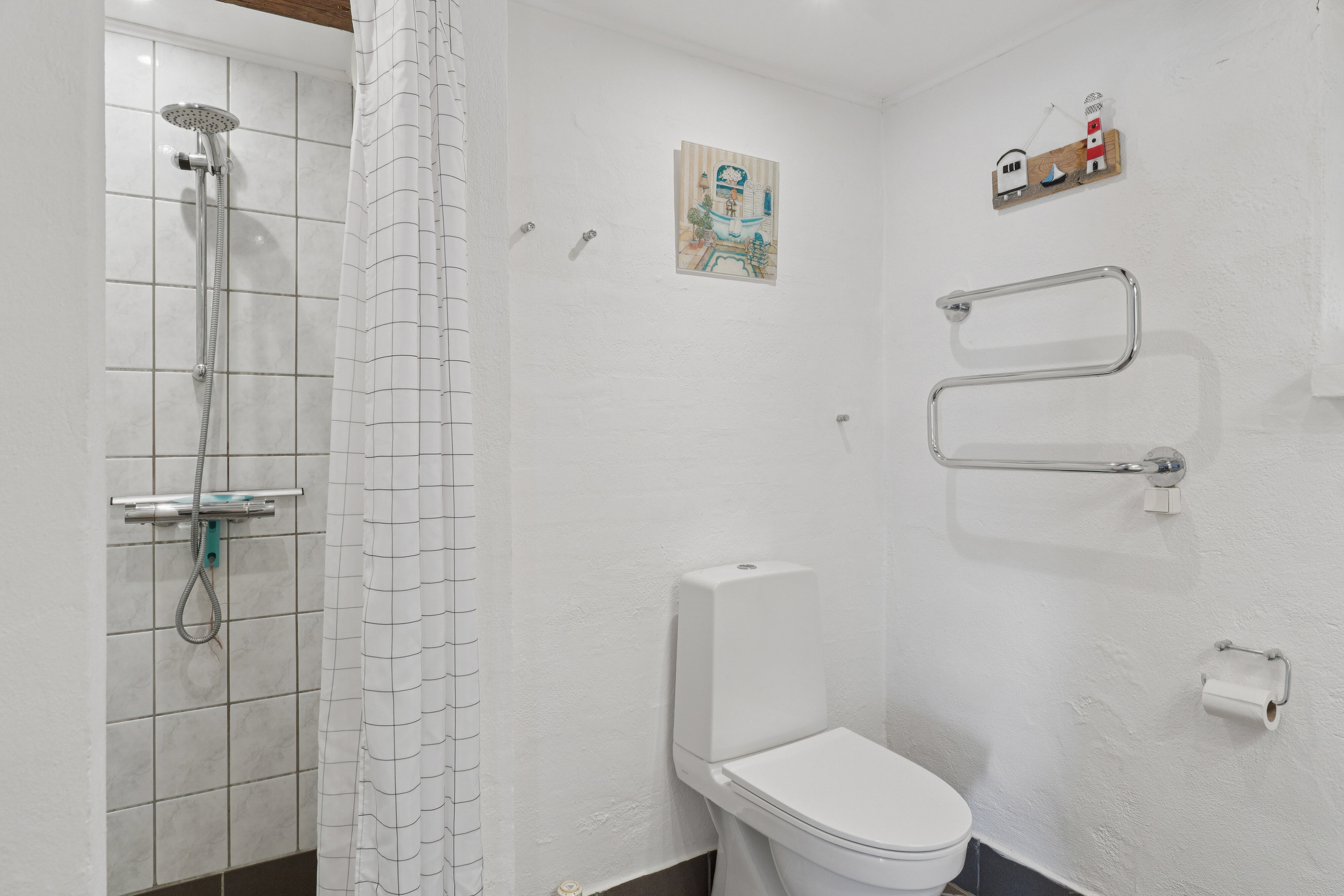 Fremhævet badeværelse billede i fuldskærmstilstand. Billede af Havblik 2, Lyngby, 9480 Løkken