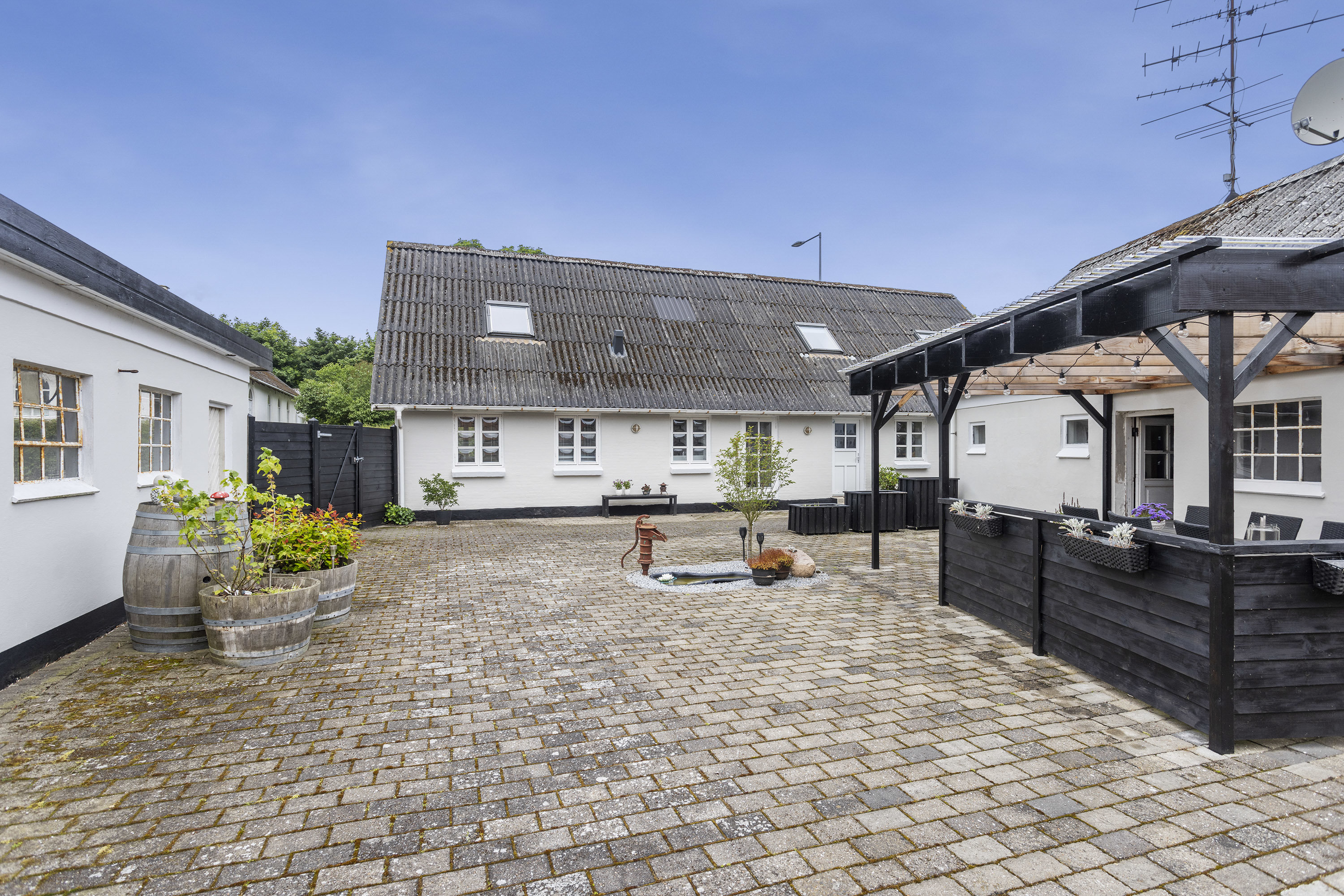 Miniaturebillede 1: gårdhave. Billede af Østkystvejen 135, Lyngså, 9300 Sæby