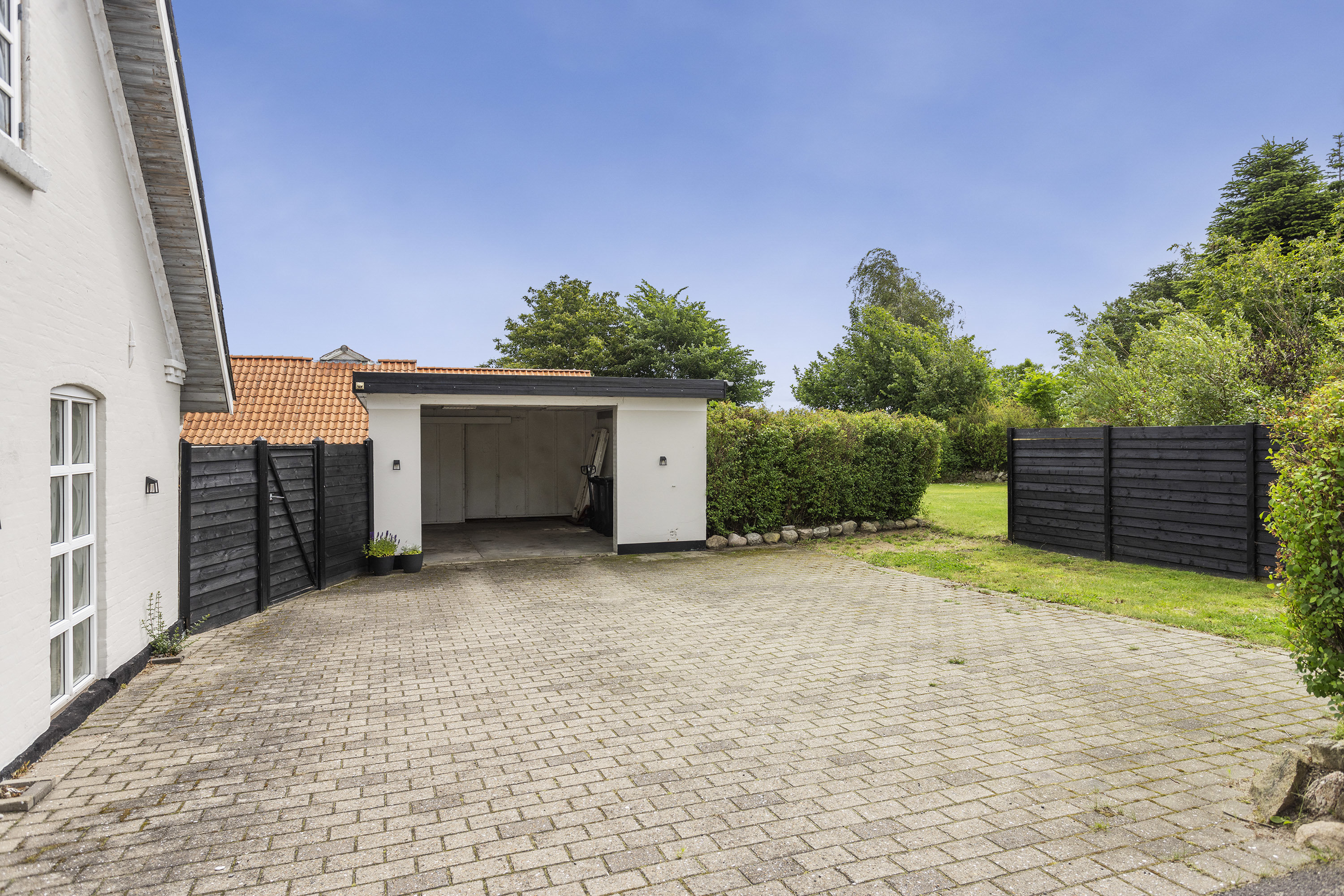 Fremhævet garage billede i fuldskærmstilstand. Billede af Østkystvejen 135, Lyngså, 9300 Sæby