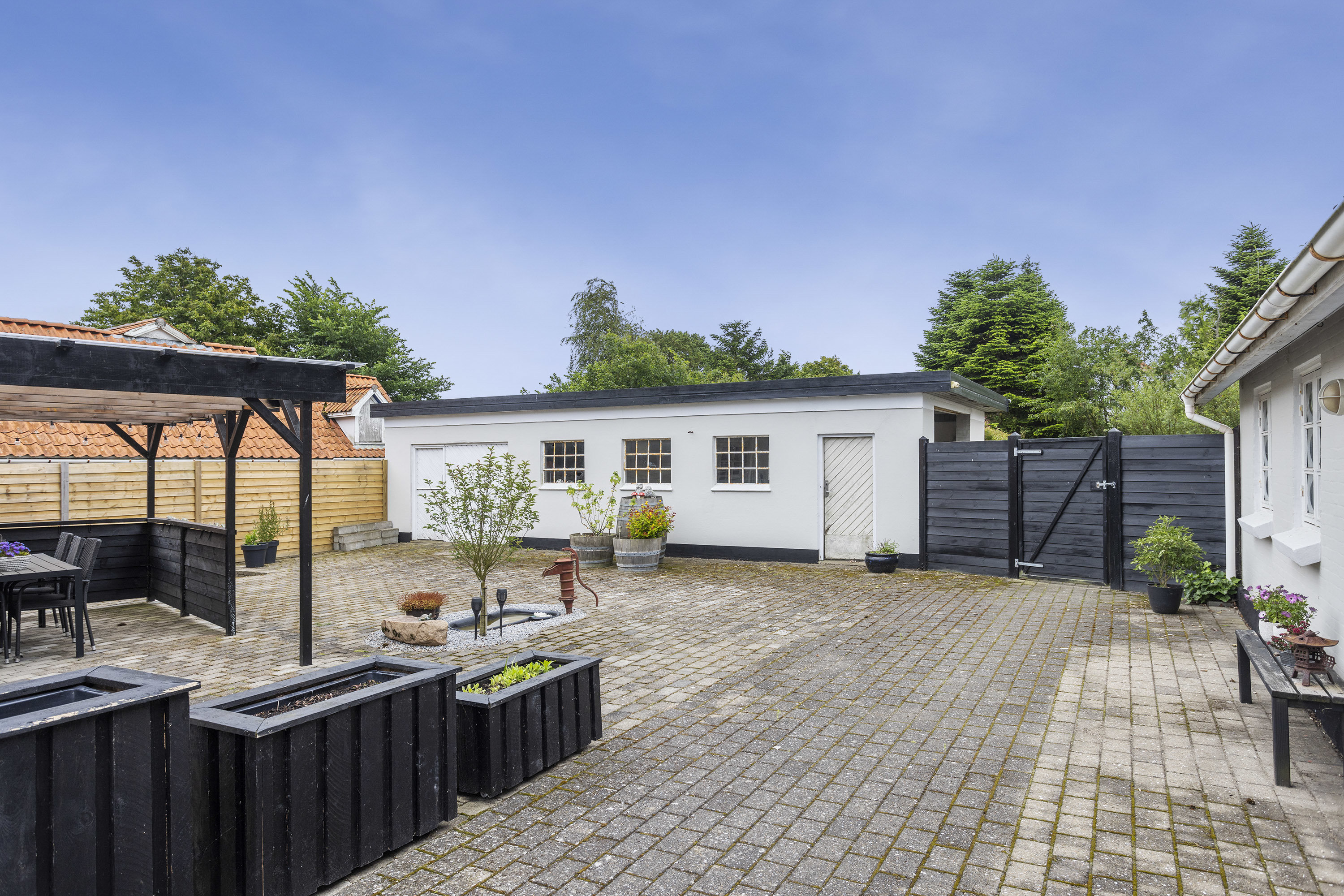 Miniaturebillede 2: gårdhave. Billede af Østkystvejen 135, Lyngså, 9300 Sæby