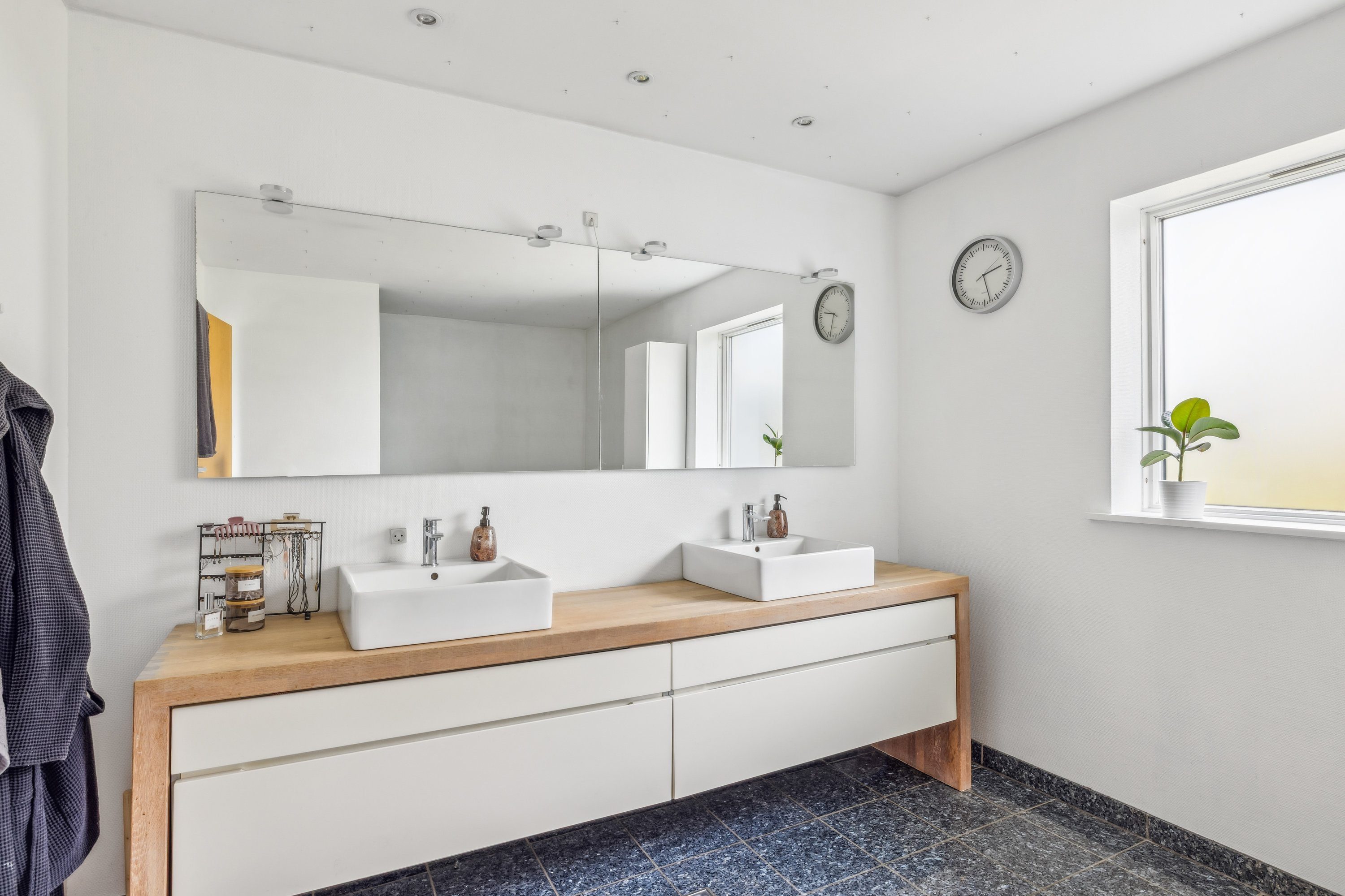 Fremhævet badeværelse billede i fuldskærmstilstand. Billede af Lerbakken 38, Følle, 8410 Rønde