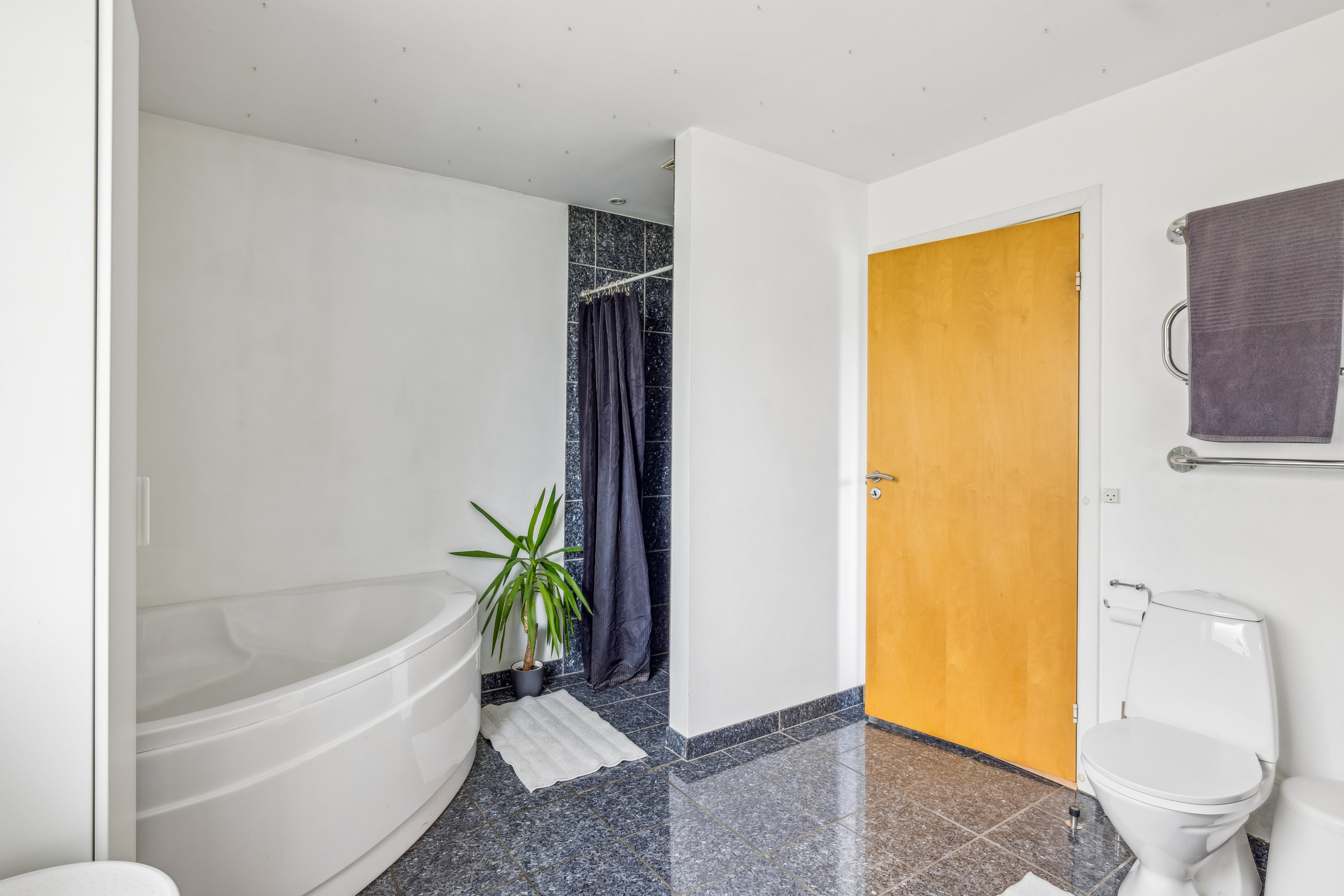 Fremhævet badeværelse billede i fuldskærmstilstand. Billede af Lerbakken 38, Følle, 8410 Rønde