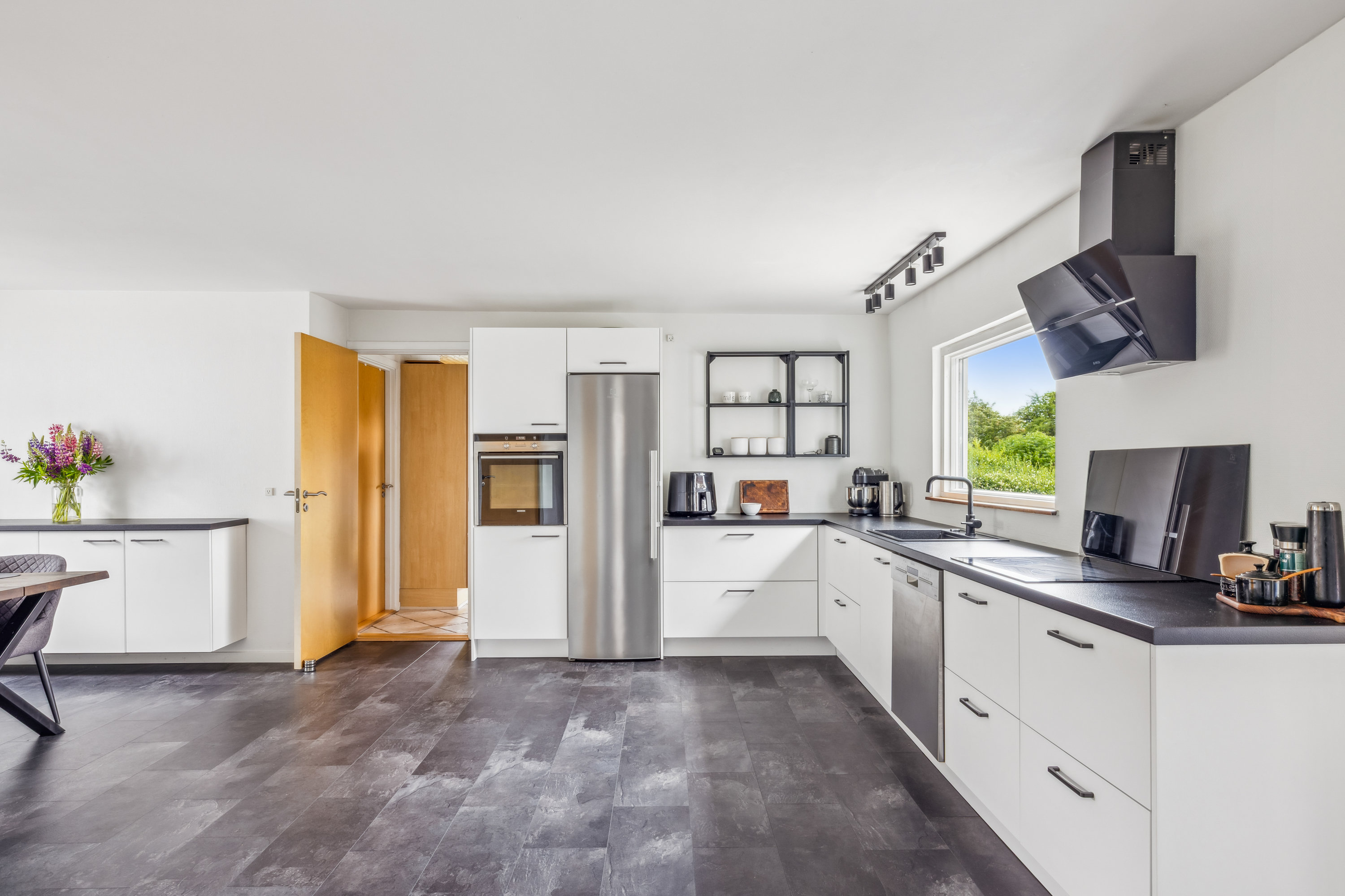 Fremhævet køkken billede i fuldskærmstilstand. Billede af Lerbakken 38, Følle, 8410 Rønde