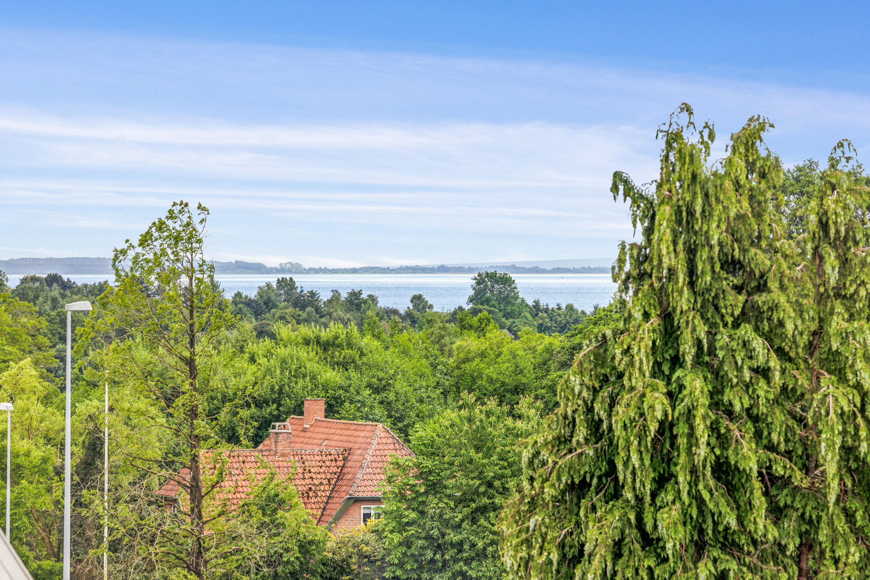 Fremhævet omgivelser billede i fuldskærmstilstand. Billede af Lerbakken 38, Følle, 8410 Rønde