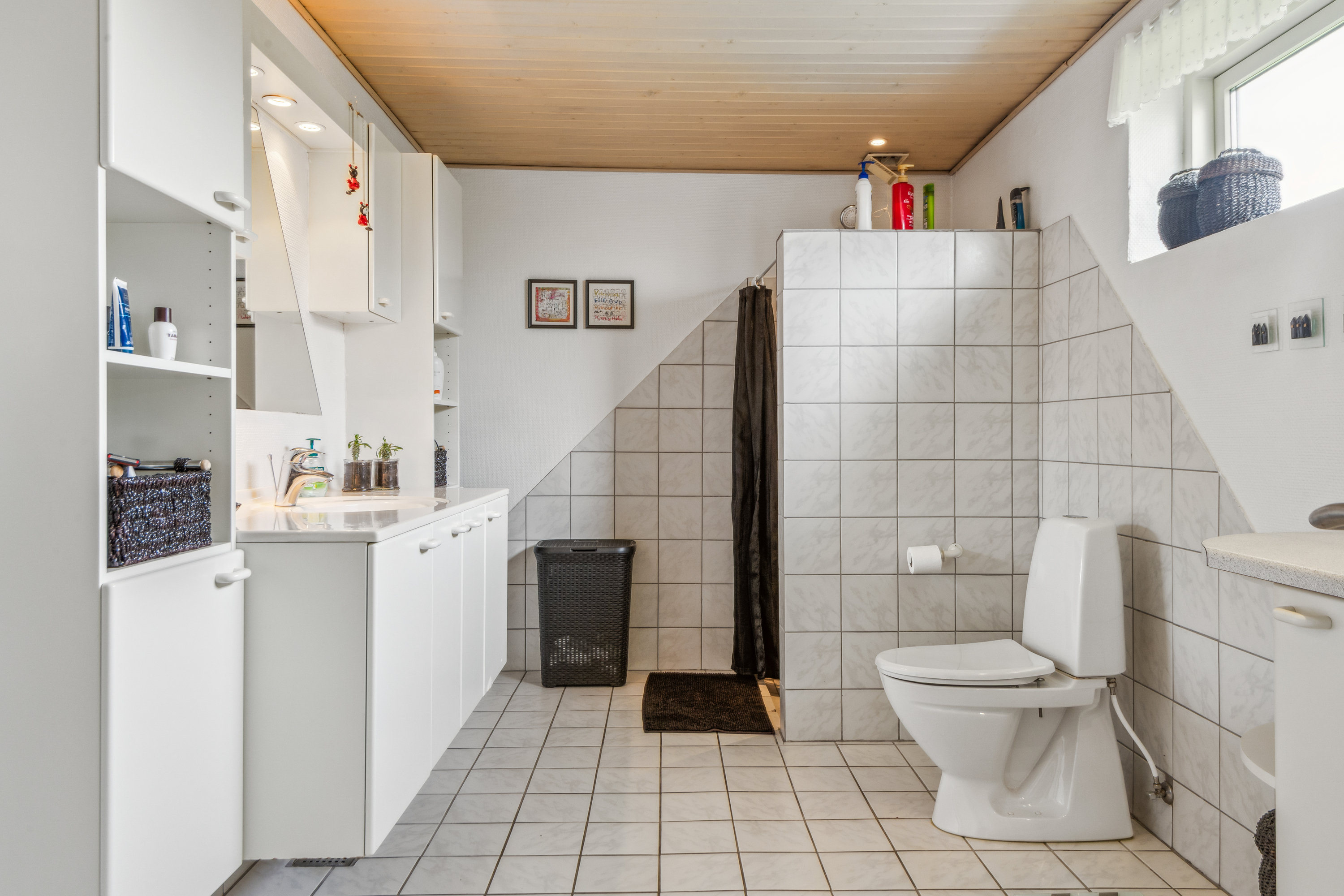 Fremhævet badeværelse billede i fuldskærmstilstand. Billede af Skiverenvej 12, 9220 Aalborg Øst