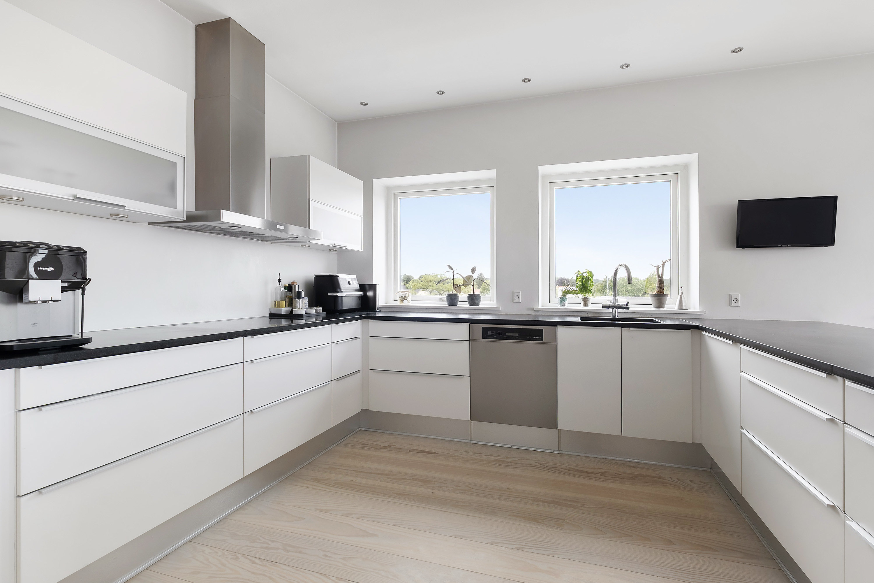 Fremhævet køkken billede i fuldskærmstilstand. Billede af Ordrupvej 39A, 3., 2920 Charlottenlund